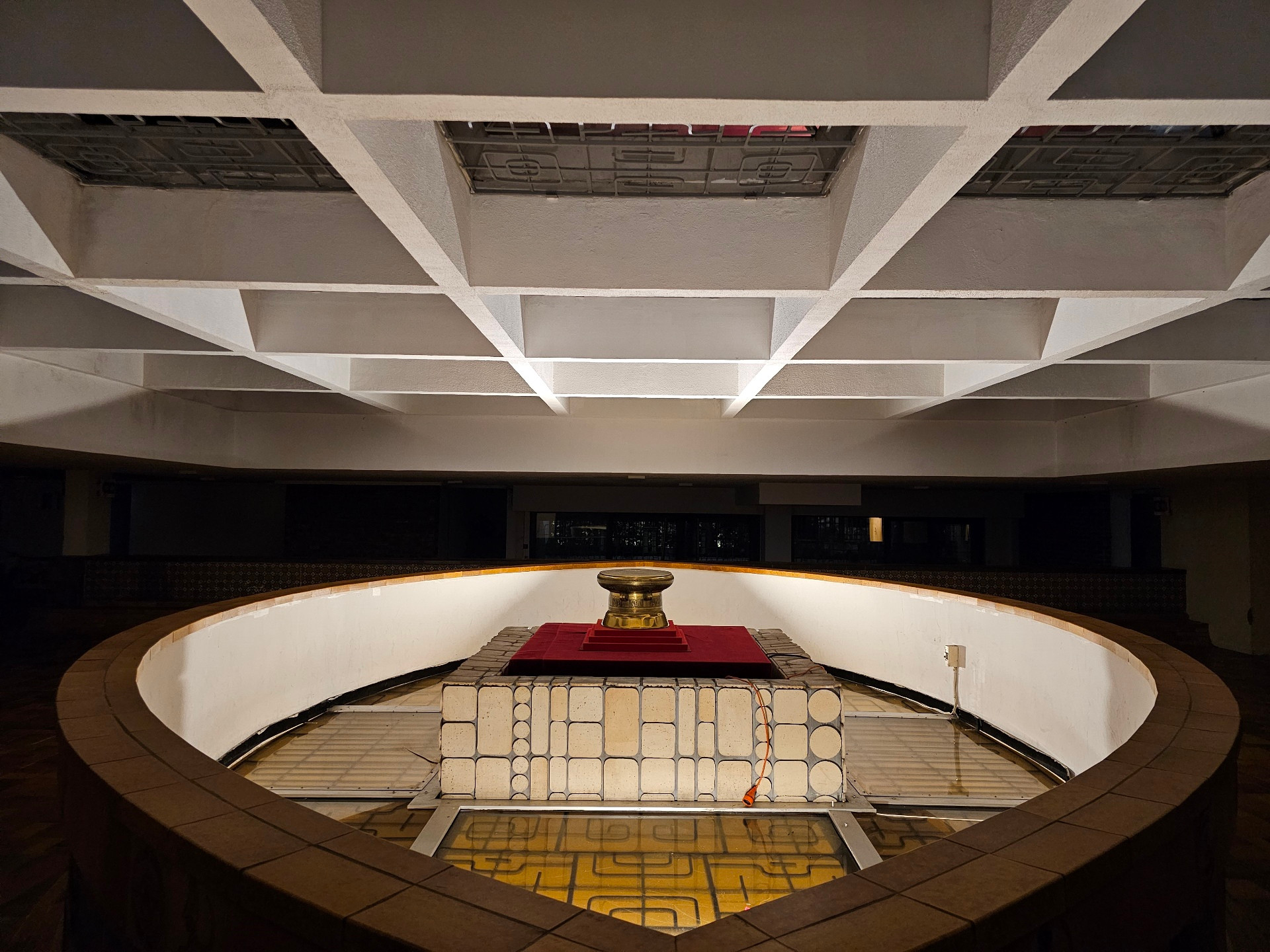 Vốn nằm trên thửa đất thuộc con phố có nhiều di tích lịch sử và văn hóa, việc xây dựng tòa nhà Đại sứ quán, đồng thời là nơi sinh hoạt của cán bộ Cơ quan đại diện tại thời điểm đó, việc xin giấy phép của thành phố Paris gặp rất nhiều khó khăn. Vốn nằm trên thửa đất thuộc con phố có nhiều di tích lịch sử và văn hóa, việc xây dựng tòa nhà Đại sứ quán, đồng thời là nơi sinh hoạt của cán bộ Cơ quan đại diện tại thời điểm đó, việc xin giấy phép của thành phố Paris gặp rất nhiều khó khăn.