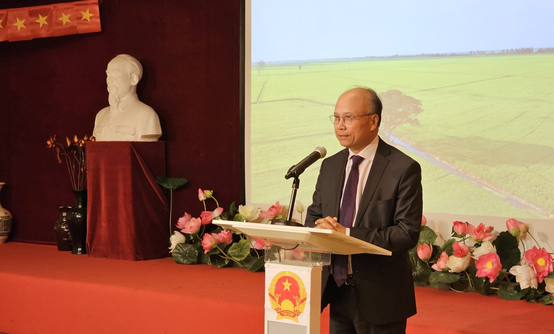 Theo Đại sứ Đinh Toàn Thắng, tòa nhà Đại sứ quán Việt Nam tại Pháp không chỉ mang ý nghĩa quan trọng về mặt ngoại giao giữa hai quốc gia, mà còn là tình cảm sâu sắc của cộng đồng bà con kiều bào sinh sống, học tập và làm việc tại Pháp. Với những nỗ lực thúc đẩy ngoại giao nhân dân của Đảng và Nhà nước, quá trình xây dựng tòa đại sứ không chỉ đón nhận tình cảm, mà có cả những hỗ trợ vật chất rất lớn của kiều bào tại nơi đây. Theo Đại sứ Đinh Toàn Thắng, tòa nhà Đại sứ quán Việt Nam tại Pháp không chỉ mang ý nghĩa quan trọng về mặt ngoại giao giữa hai quốc gia, mà còn là tình cảm sâu sắc của cộng đồng bà con kiều bào sinh sống, học tập và làm việc tại Pháp. Với những nỗ lực thúc đẩy ngoại giao nhân dân của Đảng và Nhà nước, quá trình xây dựng tòa đại sứ không chỉ đón nhận tình cảm, mà có cả những hỗ trợ vật chất rất lớn của kiều bào tại nơi đây.