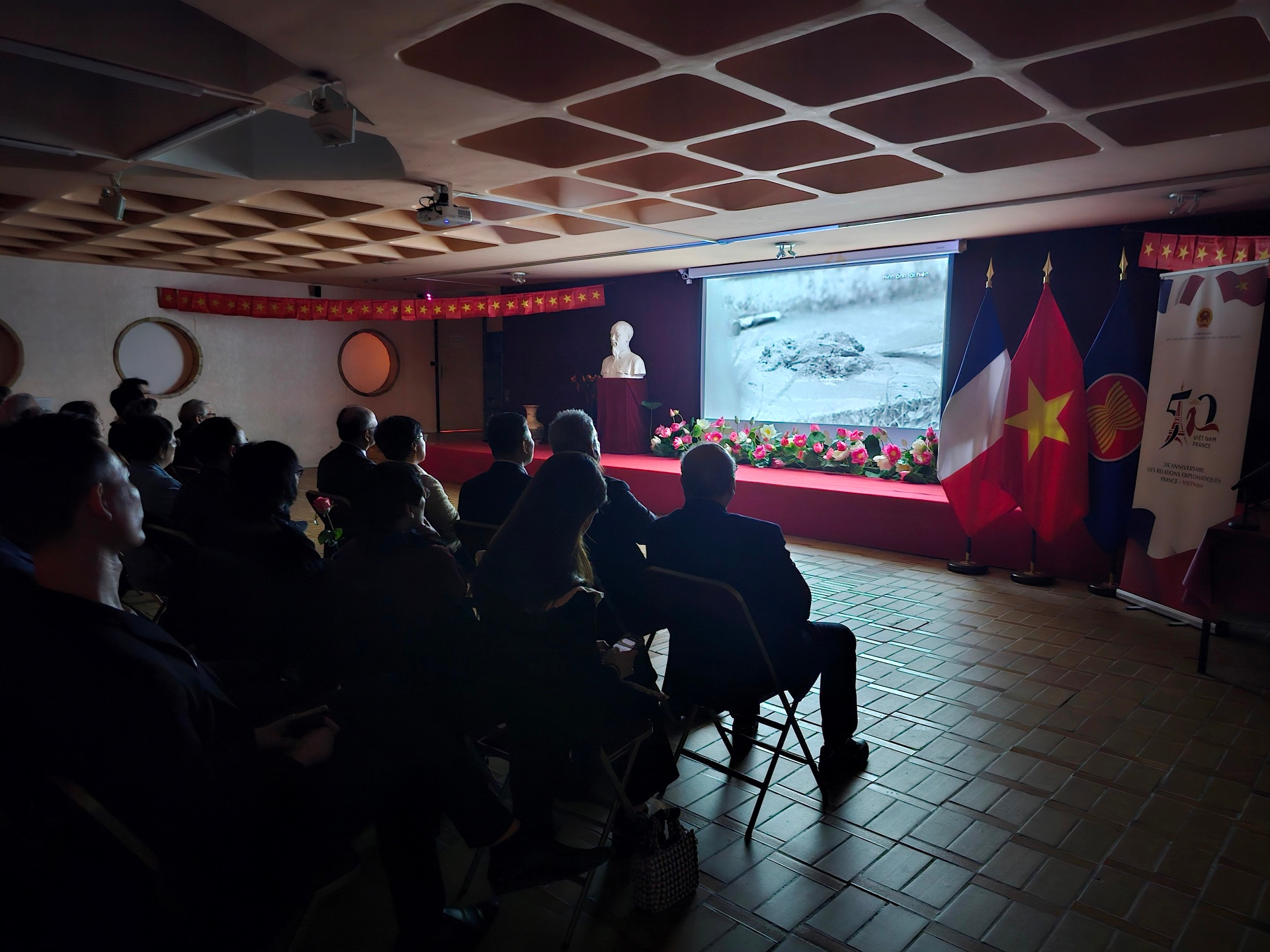 Những lá cờ Tổ quốc do bà con Việt kiều may giấu tại nhiều nơi trên nước Pháp kể từ ngày Việt Nam tuyên bố độc lập, đã tung bay rực rỡ sắc đỏ ngang hàng cùng quốc kỳ Pháp, trong ngày Chủ tịch Hồ Chí Minh đặt chân tới Paris theo lời mời chính thức của Chính phủ Pháp vào tháng 6/1946. Cho tới ngày 7/8/1975 khi Tòa Đại sứ Việt Nam Dân chủ Cộng hòa tại Pháp được cấp phép xây dựng, Tổ quốc vẫn nhận được nhiều tình cảm, đóng góp của bà con kiều bào. Đất nước Việt Nam vẫn nhận được sự mến thương của những người cộng sản và nhân dân Pháp. Những lá cờ Tổ quốc do bà con Việt kiều may giấu tại nhiều nơi trên nước Pháp kể từ ngày Việt Nam tuyên bố độc lập, đã tung bay rực rỡ sắc đỏ ngang hàng cùng quốc kỳ Pháp, trong ngày Chủ tịch Hồ Chí Minh đặt chân tới Paris theo lời mời chính thức của Chính phủ Pháp vào tháng 6/1946. Cho tới ngày 7/8/1975 khi Tòa Đại sứ Việt Nam Dân chủ Cộng hòa tại Pháp được cấp phép xây dựng, Tổ quốc vẫn nhận được nhiều tình cảm, đóng góp của bà con kiều bào. Đất nước Việt Nam vẫn nhận được sự mến thương của những người cộng sản và nhân dân Pháp.