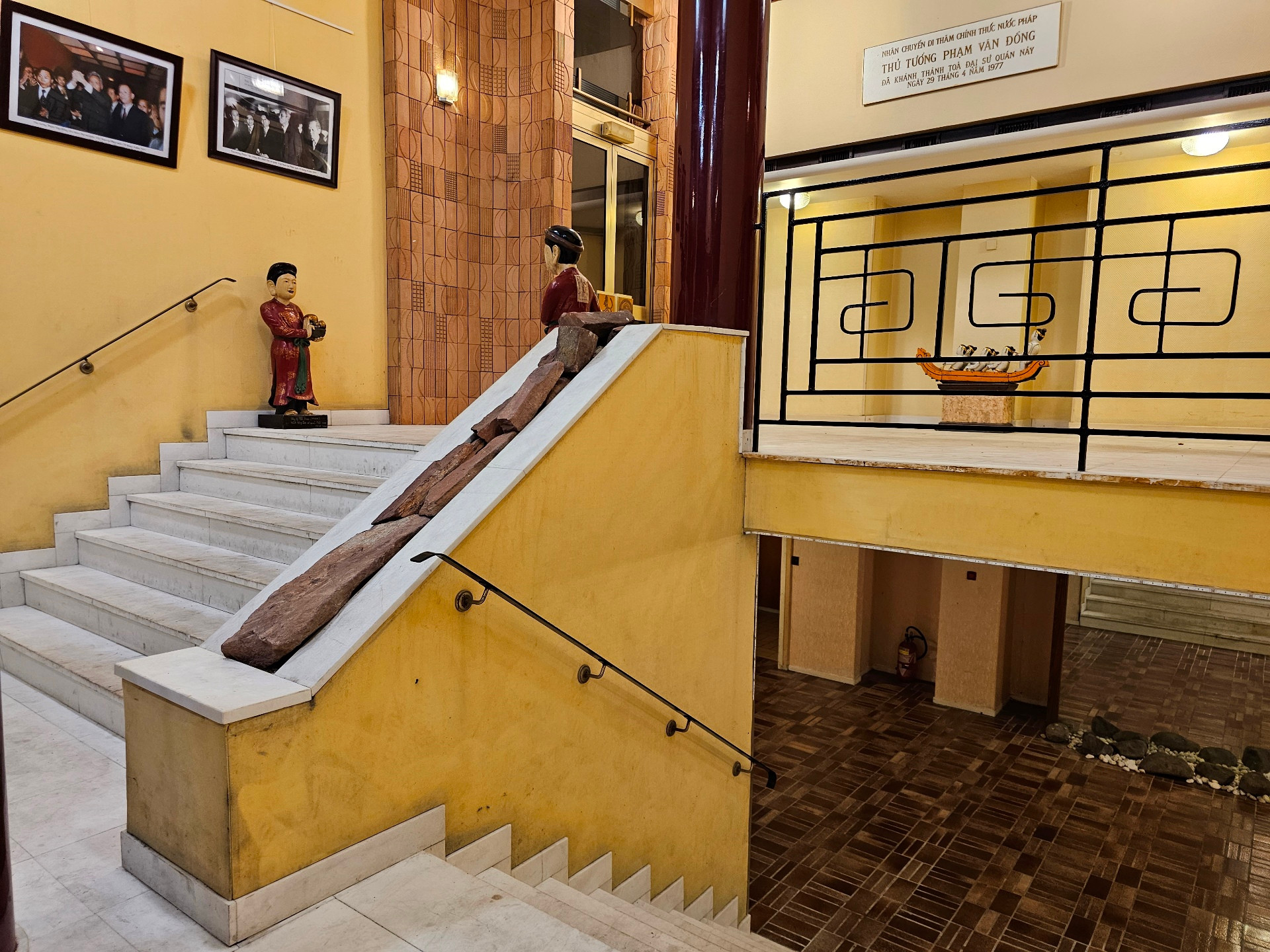 Mãi tới ngày 7/8/1975 mới có giấy phép xây dựng và ngay trong cuối tháng đó, những viên gạch đầu tiên của tòa nhà Đại sứ quán Việt Nam đã được đặt xuống. Hằng ngày, bà con kiều bào từ những phụ lão, thương nhân, thanh niên, sinh viên, trí thức không chỉ ở Paris, mà còn từ các thành phố khác, cũng tới để giúp đỡ, hỗ trợ cho công nhân xây dựng công trình. Mọi sự đóng góp dù to, dù nhỏ của cộng đồng đều xuất phát từ tình yêu nước của người Việt Nam tại Pháp. Mãi tới ngày 7/8/1975 mới có giấy phép xây dựng và ngay trong cuối tháng đó, những viên gạch đầu tiên của tòa nhà Đại sứ quán Việt Nam đã được đặt xuống. Hằng ngày, bà con kiều bào từ những phụ lão, thương nhân, thanh niên, sinh viên, trí thức không chỉ ở Paris, mà còn từ các thành phố khác, cũng tới để giúp đỡ, hỗ trợ cho công nhân xây dựng công trình. Mọi sự đóng góp dù to, dù nhỏ của cộng đồng đều xuất phát từ tình yêu nước của người Việt Nam tại Pháp.