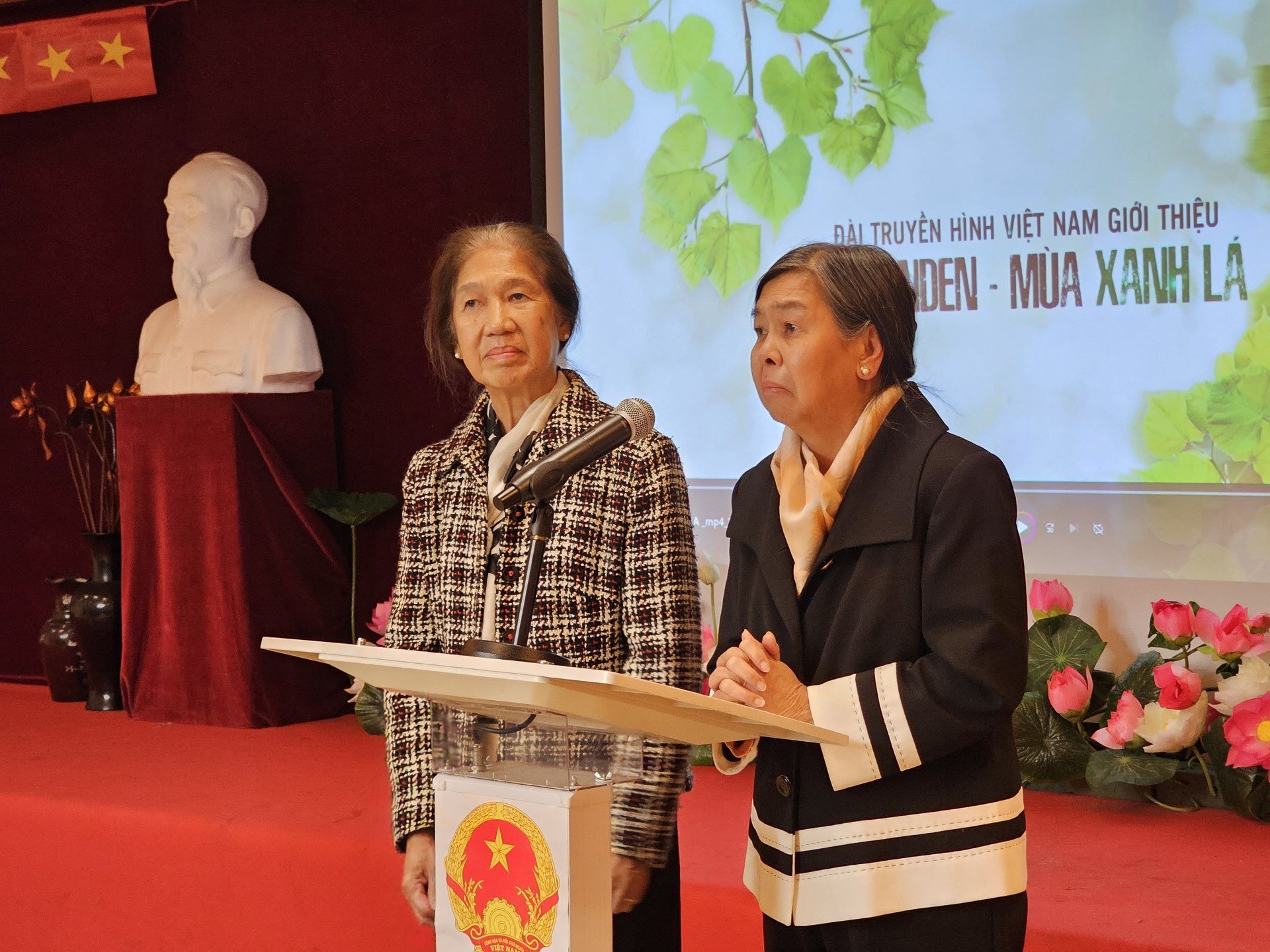 Những nỗ lực của nền ngoại giao nhân dân đã có nhiều thành quả, mà thí dụ điển hình là sự thành công của Hiệp định Paris và sự hình thành của tòa nhà Đại sứ quán. Từ những năm 20 của thế kỷ trước, Chủ tịch Hồ Chí Minh đã tham gia thành lập “Hội những người An Nam yêu nước” và trở thành nòng cốt của Hội với tên gọi Nguyễn Ái Quốc. Trong những giai đoạn lịch sử sau đó cho tới ngày nay, các thế hệ cán bộ Cơ quan đại diện Việt Nam tại Pháp tiếp tục phát huy tinh thần của Chủ tịch Hồ Chí Minh, thúc đẩy sự yêu thương và kết đoàn giữa bà con kiều bào với Tổ quốc. (Trong ảnh: Cô Bùi Kim Tuyết và cô Bùi Kim Thúy, hai người cháu của kiến trúc sư Võ Thành Nghĩa, chia sẻ về những ký ức tuổi trẻ bên bản thiết kế tòa đại sứ của người cậu ruột). Những nỗ lực của nền ngoại giao nhân dân đã có nhiều thành quả, mà thí dụ điển hình là sự thành công của Hiệp định Paris và sự hình thành của tòa nhà Đại sứ quán. Từ những năm 20 của thế kỷ trước, Chủ tịch Hồ Chí Minh đã tham gia thành lập “Hội những người An Nam yêu nước” và trở thành nòng cốt của Hội với tên gọi Nguyễn Ái Quốc. Trong những giai đoạn lịch sử sau đó cho tới ngày nay, các thế hệ cán bộ Cơ quan đại diện Việt Nam tại Pháp tiếp tục phát huy tinh thần của Chủ tịch Hồ Chí Minh, thúc đẩy sự yêu thương và kết đoàn giữa bà con kiều bào với Tổ quốc. (Trong ảnh: Cô Bùi Kim Tuyết và cô Bùi Kim Thúy, hai người cháu của kiến trúc sư Võ Thành Nghĩa, chia sẻ về những ký ức tuổi trẻ bên bản thiết kế tòa đại sứ của người cậu ruột).