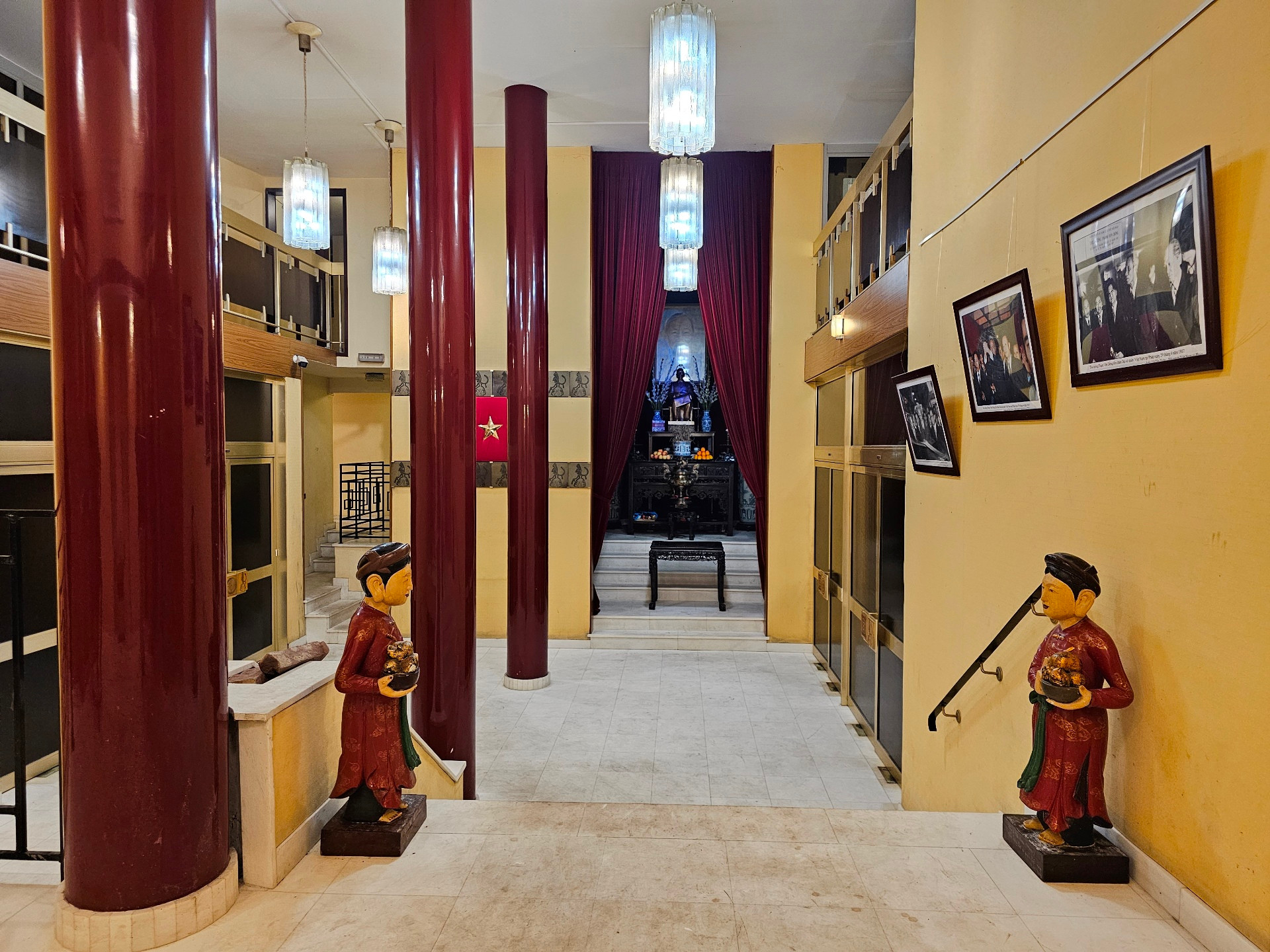 Văn bản xin cấp phép xây dựng Tòa Đại sứ tại số 62 phố Boileau, được thiết kế bởi kiến trúc sư Việt kiều yêu nước Võ Thành Nghĩa, lần đầu tiên được gửi tới Tòa Thị chính thành phố Paris vào tháng 1/1973, nhưng đã bị từ chối. Các văn bản đề nghị sau đó vẫn tiếp tục vấp phải những yêu cầu chỉnh sửa từ phía chính quyền thành phố Paris. Với những nỗ lực không ngừng nghỉ, Đại sứ Võ Văn Sung, Tổng Đại diện Việt Nam tại Pháp, cùng các cán bộ của phái đoàn và kiến trúc sư Võ Thành Nghĩa đã dành ra hàng nghìn ngày làm việc để đáp ứng những yêu cầu của thành phố. Văn bản xin cấp phép xây dựng Tòa Đại sứ tại số 62 phố Boileau, được thiết kế bởi kiến trúc sư Việt kiều yêu nước Võ Thành Nghĩa, lần đầu tiên được gửi tới Tòa Thị chính thành phố Paris vào tháng 1/1973, nhưng đã bị từ chối. Các văn bản đề nghị sau đó vẫn tiếp tục vấp phải những yêu cầu chỉnh sửa từ phía chính quyền thành phố Paris. Với những nỗ lực không ngừng nghỉ, Đại sứ Võ Văn Sung, Tổng Đại diện Việt Nam tại Pháp, cùng các cán bộ của phái đoàn và kiến trúc sư Võ Thành Nghĩa đã dành ra hàng nghìn ngày làm việc để đáp ứng những yêu cầu của thành phố.