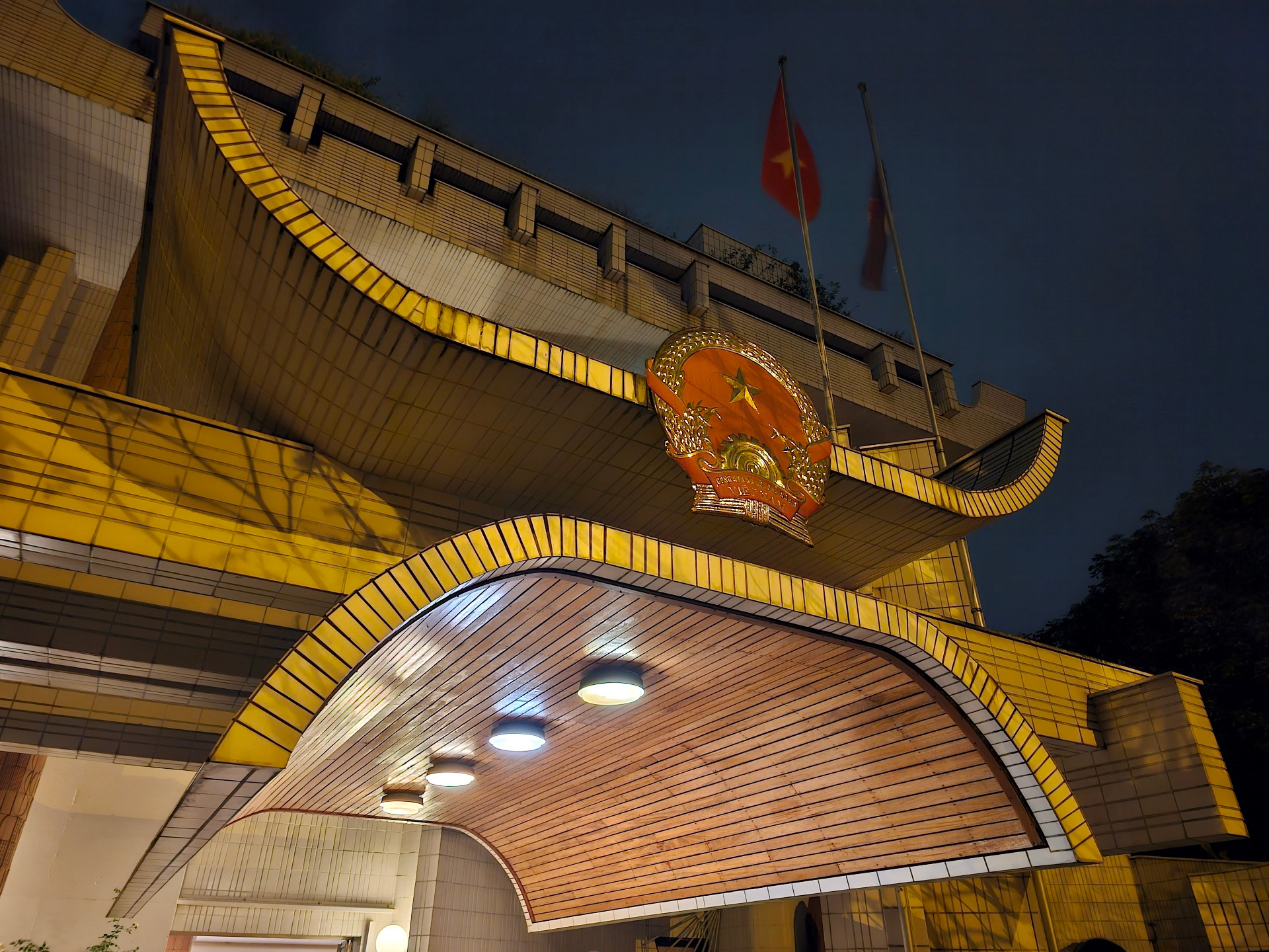 Tòa đại sứ được thiết kế trong bối cảnh cuộc chiến tranh bảo vệ đất nước chưa kết thúc. Những bộ hồ sơ thiết kế kỹ thuật, giấy phép xây dựng, cùng tài liệu giao tiếp giữa chủ khu đất và đại diện Đại sứ quán Việt Nam gợi nhớ nhiều ký ức xúc động về một thời kỳ lịch sử của ngoại giao Việt Nam, cũng như những đóng góp, cống hiến của kiến trúc sư, bà con Việt kiều và cán bộ cơ quan đại diện thời kỳ ban đầu. Tòa đại sứ được thiết kế trong bối cảnh cuộc chiến tranh bảo vệ đất nước chưa kết thúc. Những bộ hồ sơ thiết kế kỹ thuật, giấy phép xây dựng, cùng tài liệu giao tiếp giữa chủ khu đất và đại diện Đại sứ quán Việt Nam gợi nhớ nhiều ký ức xúc động về một thời kỳ lịch sử của ngoại giao Việt Nam, cũng như những đóng góp, cống hiến của kiến trúc sư, bà con Việt kiều và cán bộ cơ quan đại diện thời kỳ ban đầu.