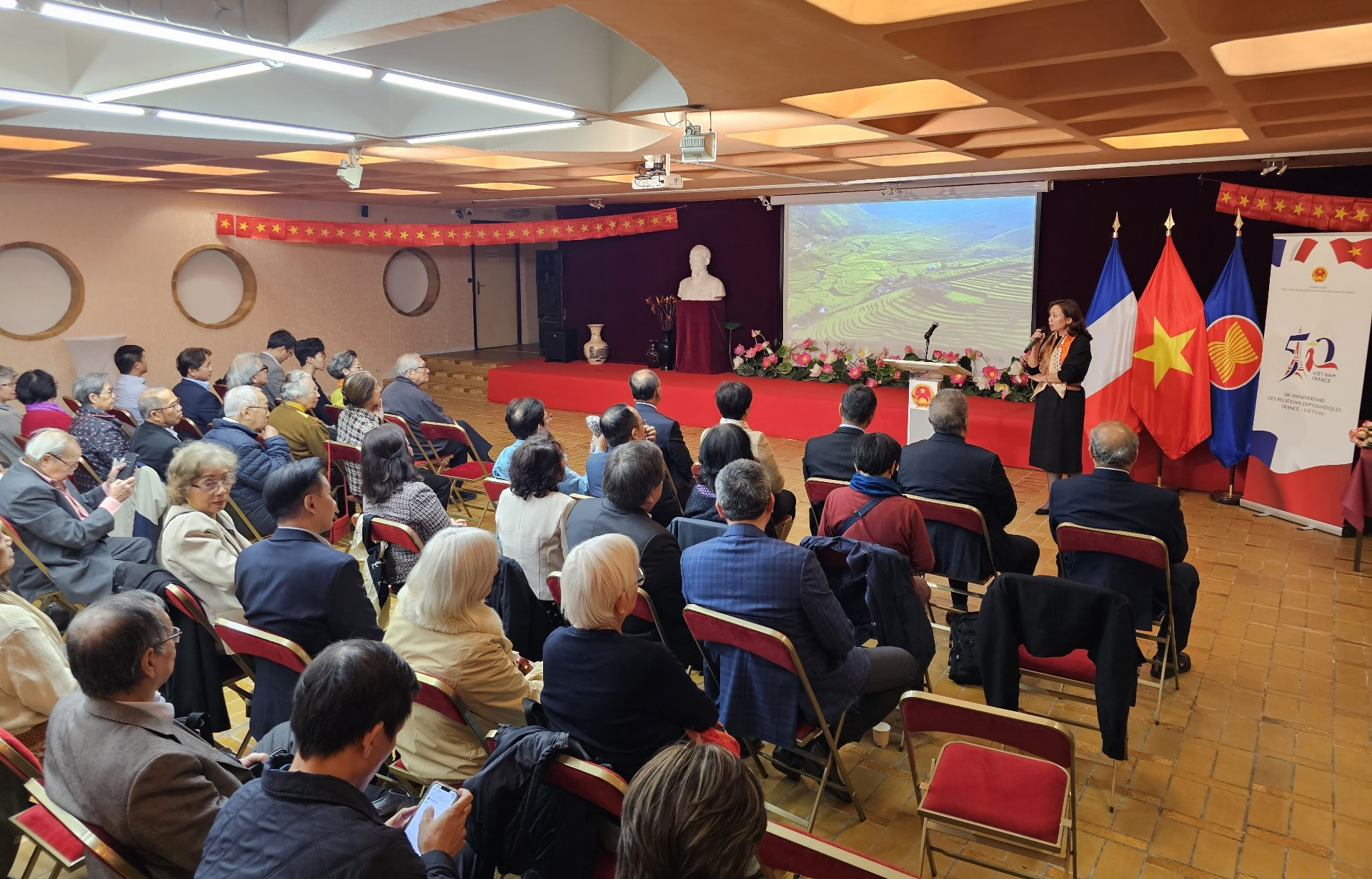 Tối 19/10, Đại sứ quán Việt Nam tại Pháp tổ chức buổi gặp mặt kiều bào nhân dịp chiếu phim tư liệu “Cây Linden - Mùa xanh lá” do Đài Truyền hình Việt Nam thực hiện, kể về lịch sử hình thành của tòa Đại sứ quán Việt Nam tại Pháp. Tối 19/10, Đại sứ quán Việt Nam tại Pháp tổ chức buổi gặp mặt kiều bào nhân dịp chiếu phim tư liệu “Cây Linden - Mùa xanh lá” do Đài Truyền hình Việt Nam thực hiện, kể về lịch sử hình thành của tòa Đại sứ quán Việt Nam tại Pháp.