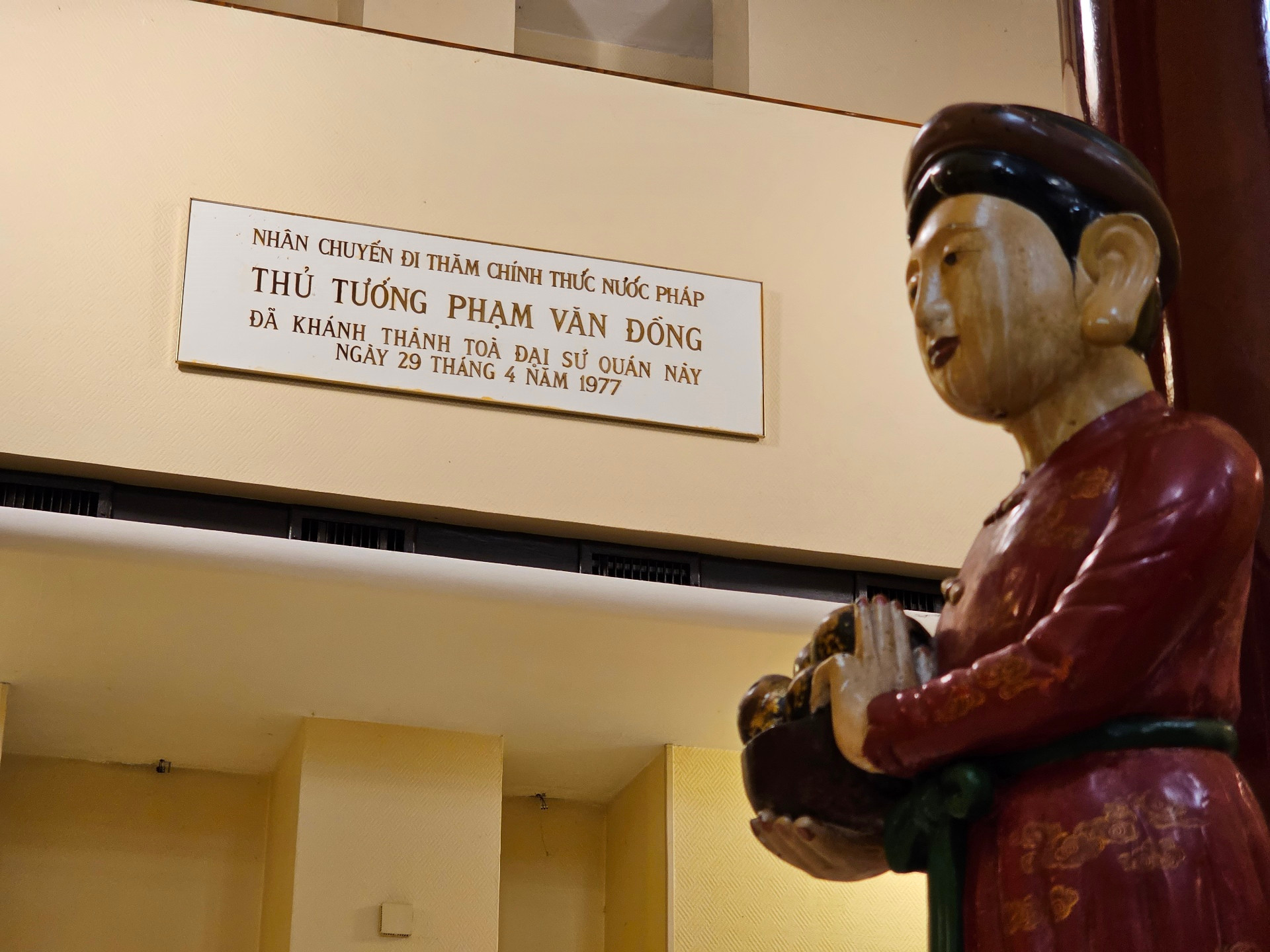 Ngày 29/4/1977, Đại sứ quán Việt Nam tại Pháp chính thức được khánh thành nhân chuyến thăm chính thức Cộng hòa Pháp của Thủ tướng Phạm Văn Đồng. Ngày 29/4/1977, Đại sứ quán Việt Nam tại Pháp chính thức được khánh thành nhân chuyến thăm chính thức Cộng hòa Pháp của Thủ tướng Phạm Văn Đồng.