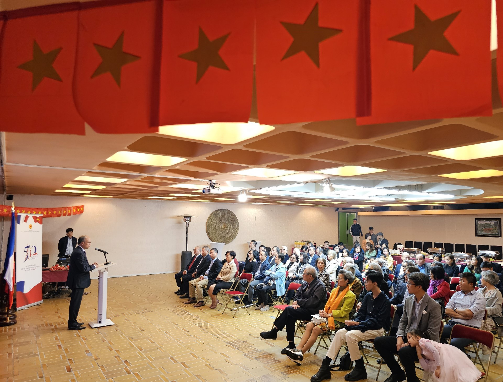 Từ trước tới nay, tòa nhà Đại sứ quán Việt Nam tại con phố Boileau vẫn là điểm hội tụ của các hoạt động, ý tưởng, tình cảm của người Việt tại Pháp hướng về đất nước. Trong giai đoạn đất nước chưa hòa bình, mọi hoạt động hướng về Tổ quốc của kiều bào tại Pháp gặp không ít khó khăn. Nhưng không vì thế mà phong trào vì hoà bình cho Tổ quốc do Hội Công nhân, Hội Công thương và các trí thức Việt Nam liên hiệp tiến hành lại kém sôi động. Từ trước tới nay, tòa nhà Đại sứ quán Việt Nam tại con phố Boileau vẫn là điểm hội tụ của các hoạt động, ý tưởng, tình cảm của người Việt tại Pháp hướng về đất nước. Trong giai đoạn đất nước chưa hòa bình, mọi hoạt động hướng về Tổ quốc của kiều bào tại Pháp gặp không ít khó khăn. Nhưng không vì thế mà phong trào vì hoà bình cho Tổ quốc do Hội Công nhân, Hội Công thương và các trí thức Việt Nam liên hiệp tiến hành lại kém sôi động.