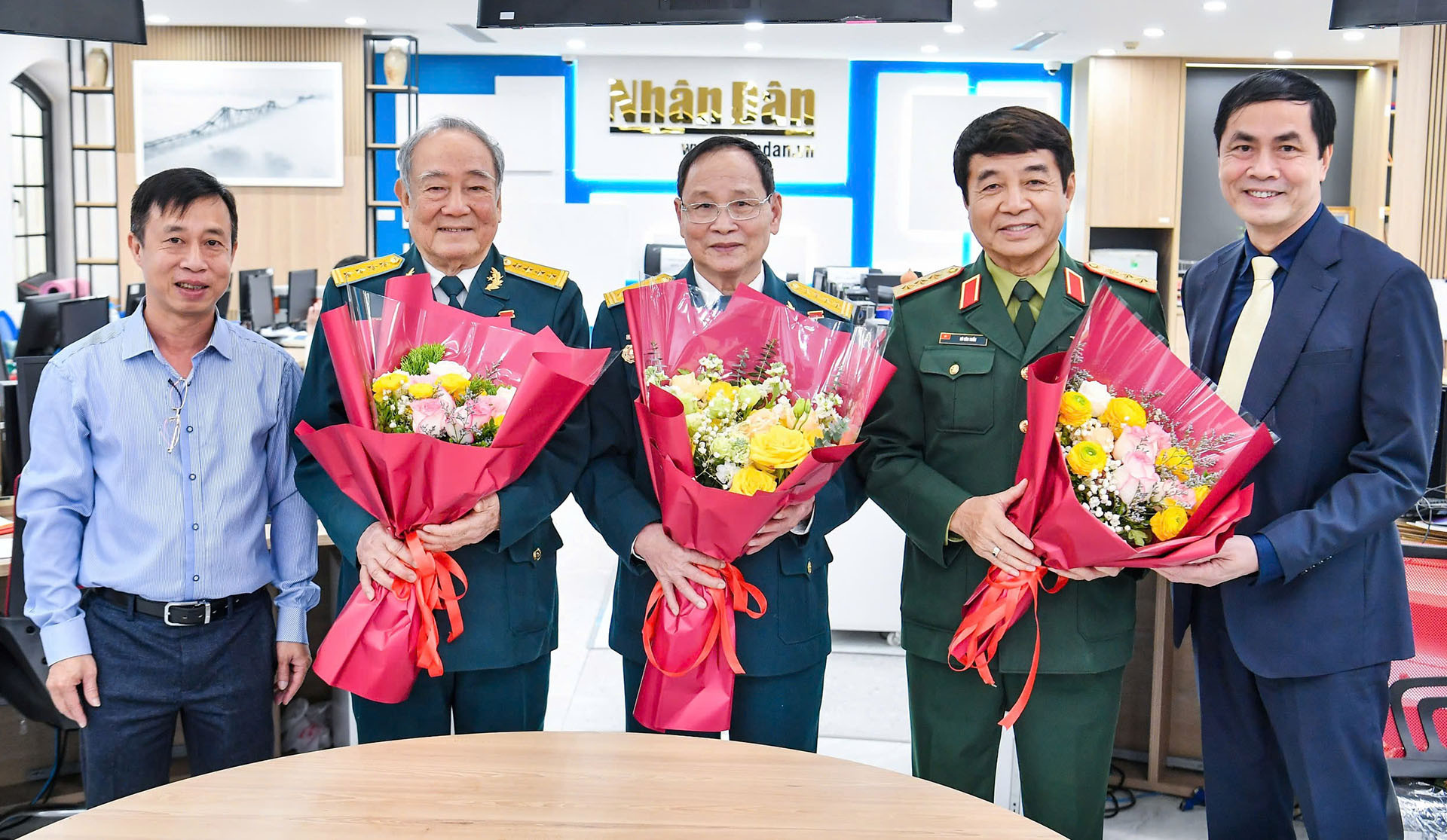 Đại diện lãnh đạo Ban Nhân Dân điện tử (Báo Nhân Dân) tặng hoa các đại biểu tham gia chương trình.