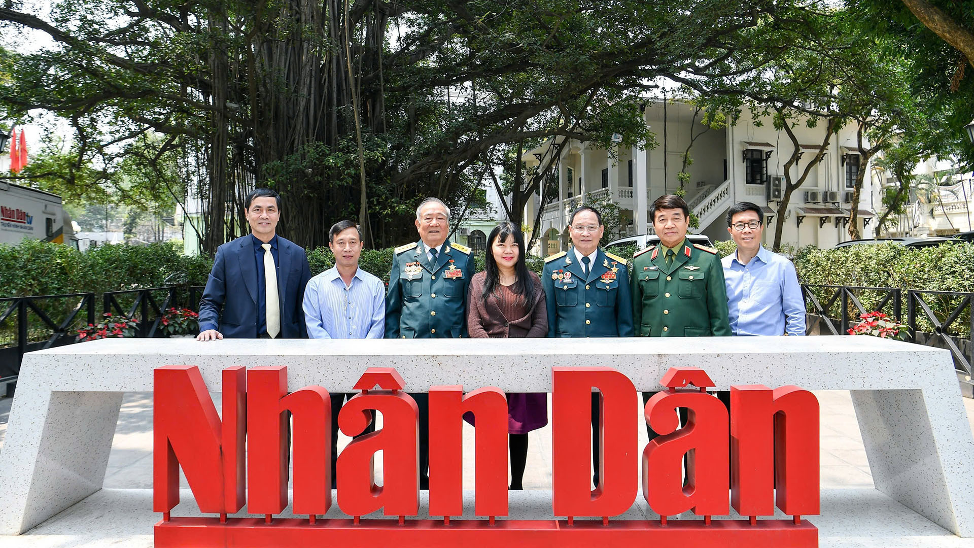 Và tại không gian của Báo Nhân Dân.