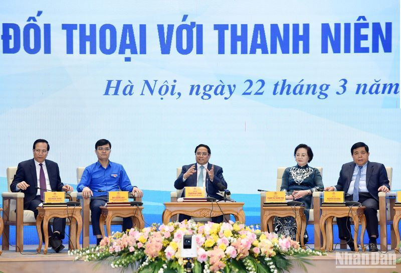 Thủ tướng Phạm Minh Chính cùng đại diện các bộ, ngành và Trung ương Đoàn tham gia đối thoại với thanh niên.