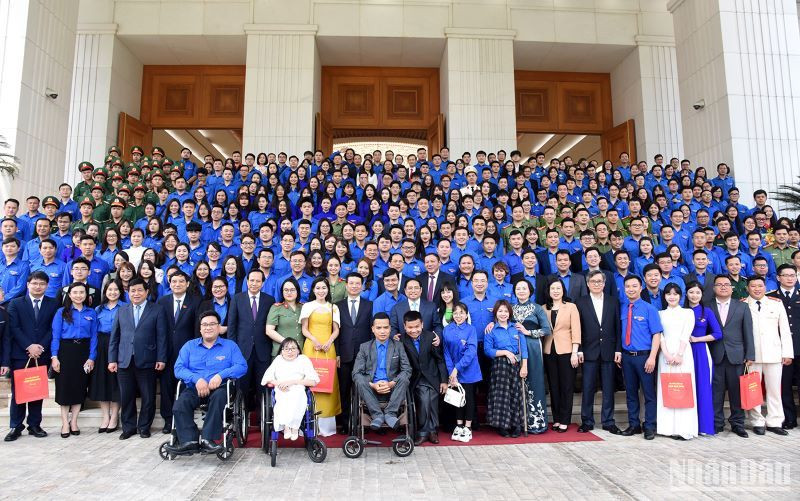 Thủ tướng Phạm Minh Chính với các đại biểu thanh niên.