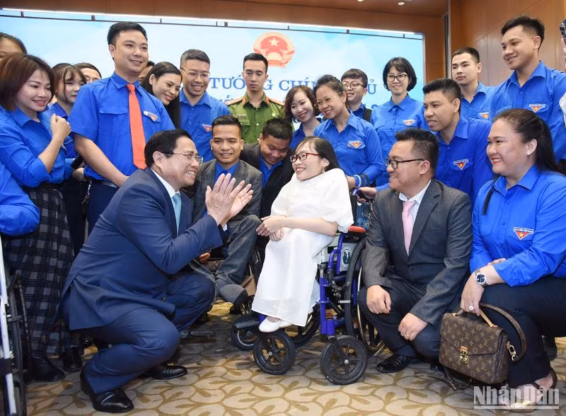 Thủ tướng Phạm Minh Chính gặp gỡ, trao đổi với các đại biểu người khuyết tật.