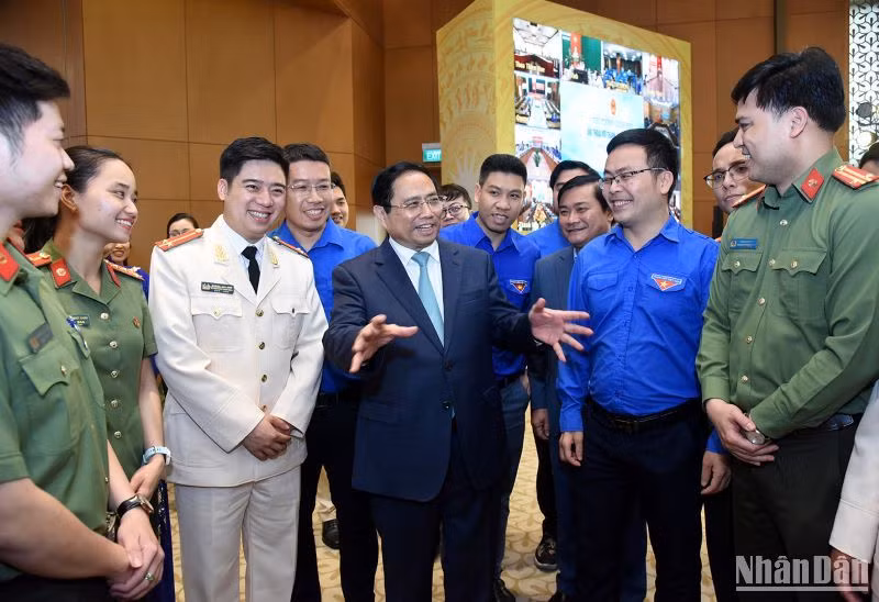 Thủ tướng Phạm Minh Chính giao lưu, trò chuyện với các đại biểu thanh niên tham dự Hội nghị đối thoại.