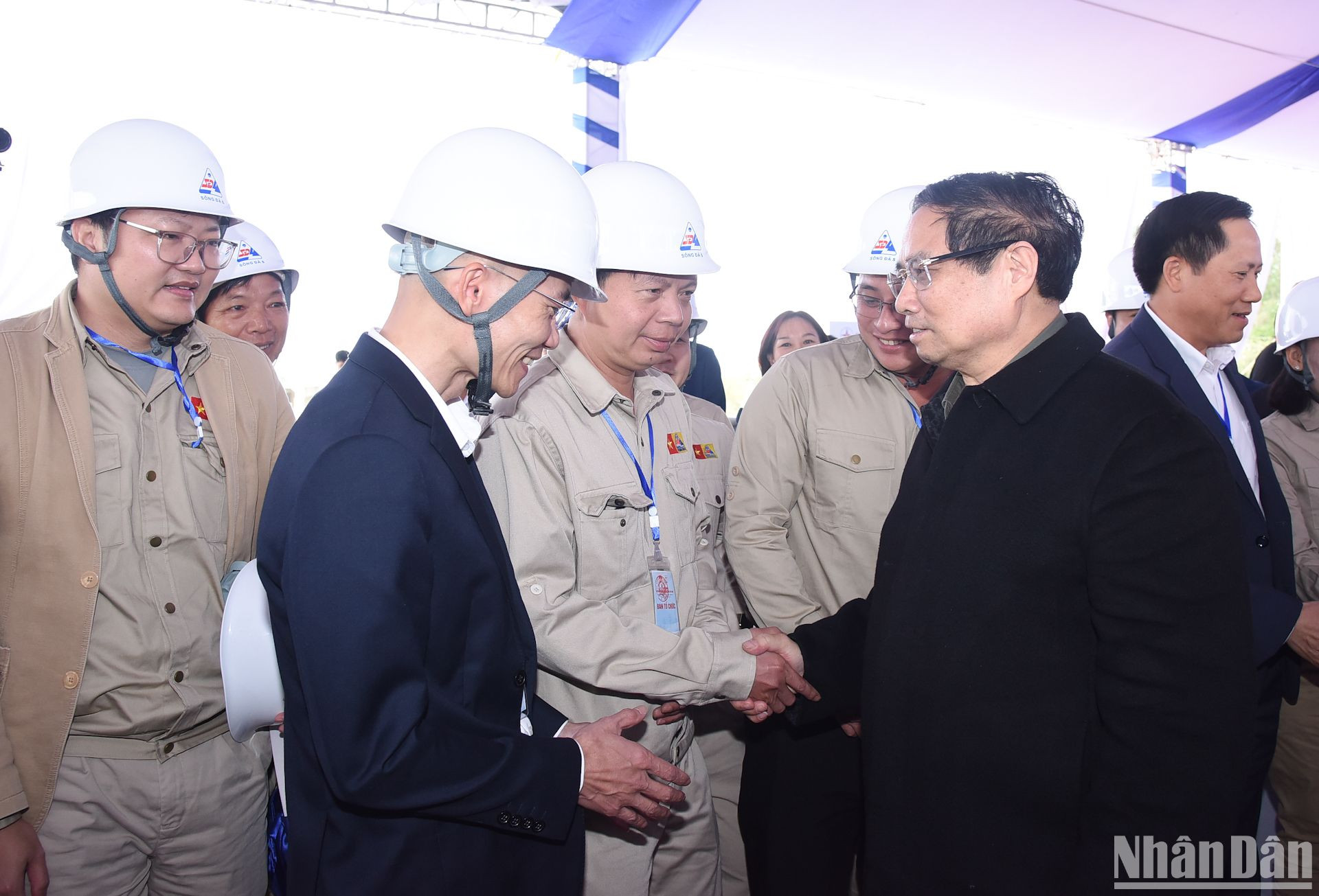 Thủ tướng Phạm Minh Chính với công nhân tại lễ khởi công Dự án đường dây 500kV Lào Cai-Vĩnh Yên. Thủ tướng Phạm Minh Chính với công nhân tại lễ khởi công Dự án đường dây 500kV Lào Cai-Vĩnh Yên.