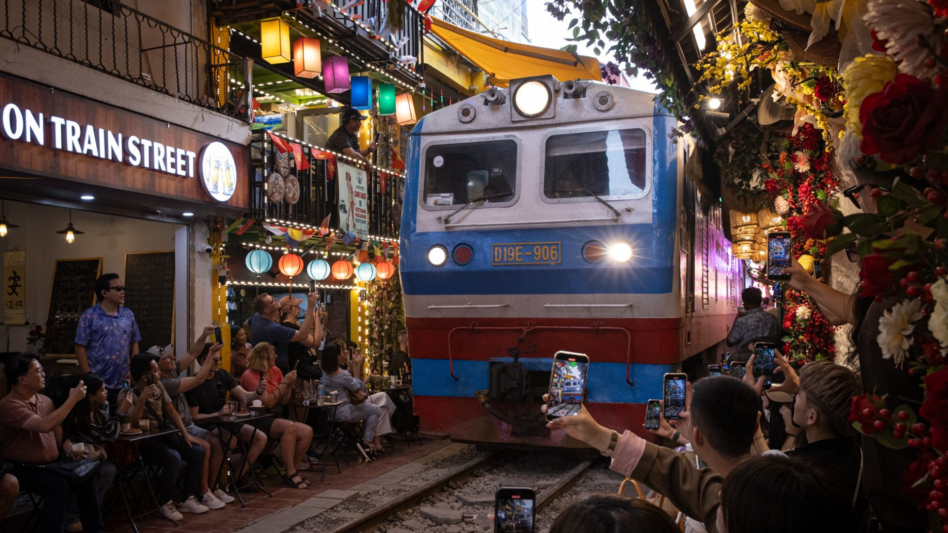 Phố cà-phê đường tàu phía quận Hoàn Kiếm, đoạn từ Trần Phú đến Phùng Hưng vẫn luôn nườm nượp khách du lịch.