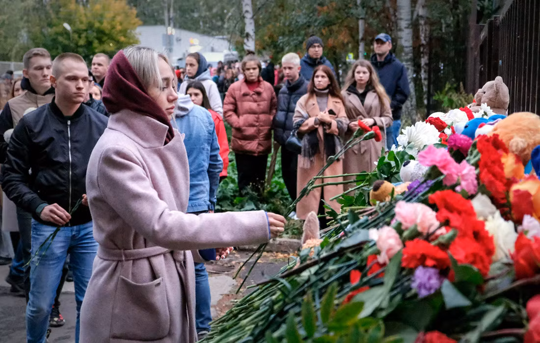 Người dân đặt hoa tưởng niệm các nạn nhân vụ xả súng tại trường học số 88 ở Izhevsk khiến 19 người chết, 23 người bị thương. Ảnh: TASS