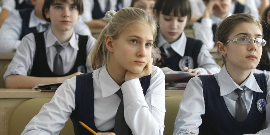 Trong xã hội hiện đại ngày nay, con trẻ cần nhiều hơn sự tương tác với cha mẹ, người thân và đặc biệt là thầy cô và bạn bè. Ảnh minh họa: Regnum.ru