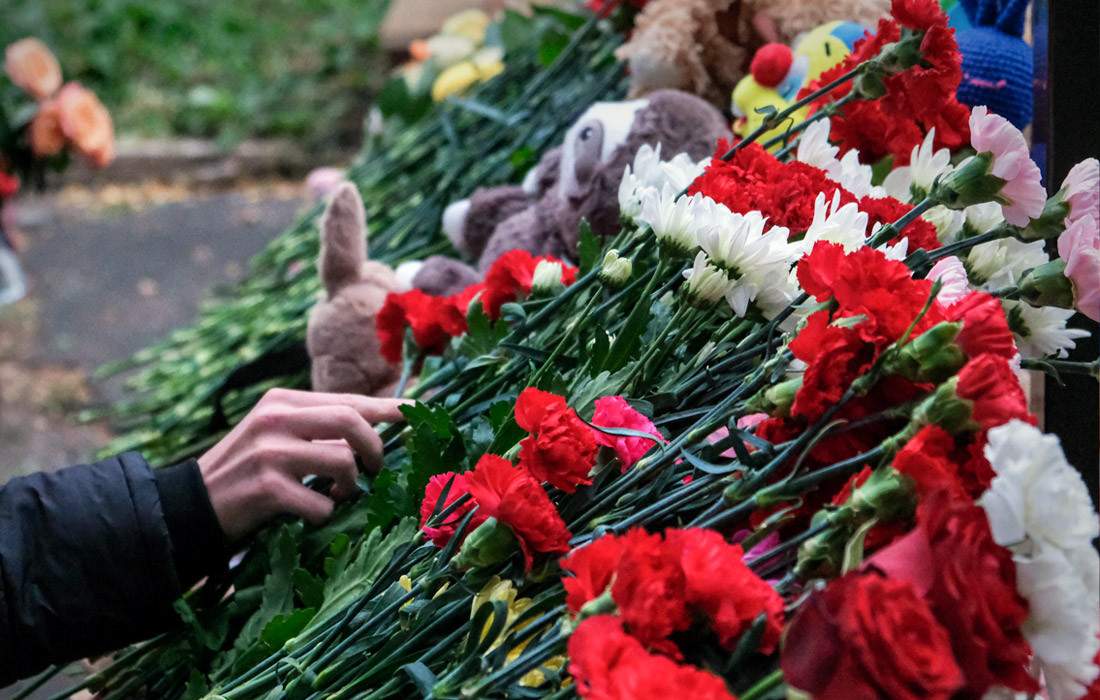 Người dân đặt hoa tưởng niệm các nạn nhân vụ xả súng tại trường học số 88 ở Izhevsk khiến 19 người chết, 23 người bị thương. Ảnh: TASS