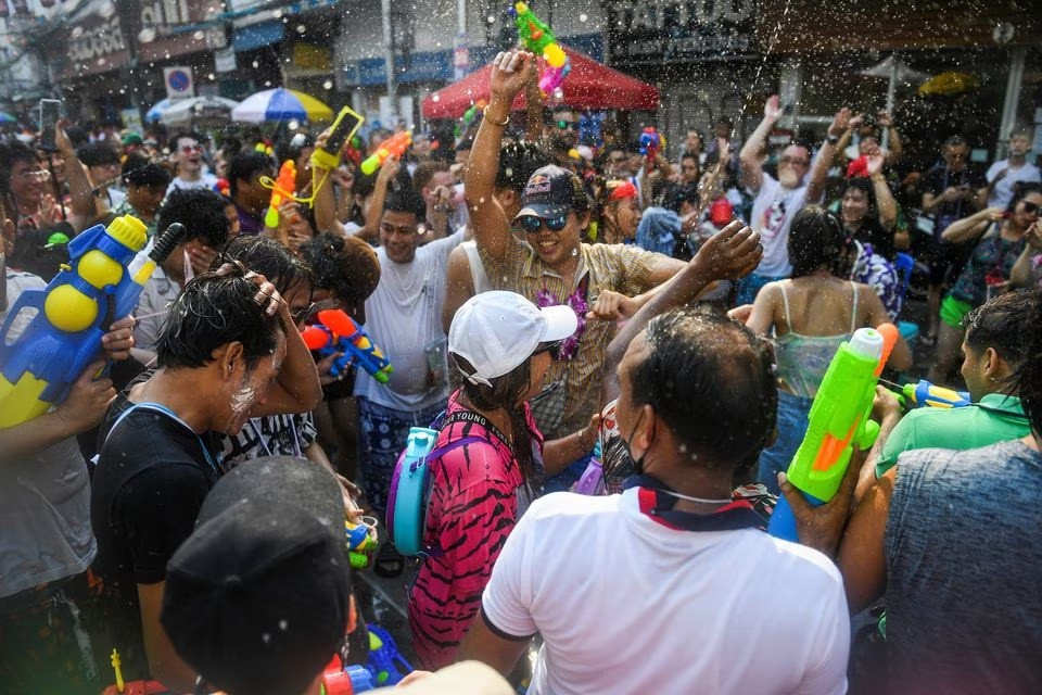 Người dân và du khách tại lễ hội Songkran. Ảnh: Reuters