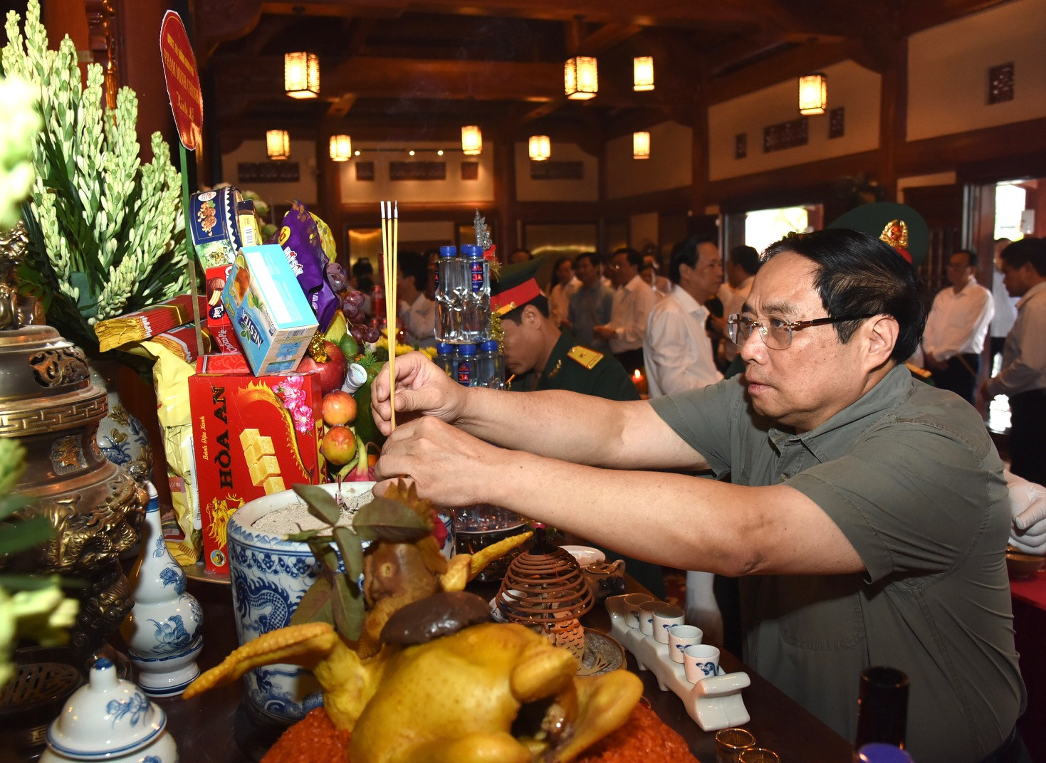 Thủ tướng Phạm Minh Chính dâng hương tại đền thờ Anh hùng liệt sĩ tại Nghĩa trang Liệt sĩ quốc gia Vị Xuyên.