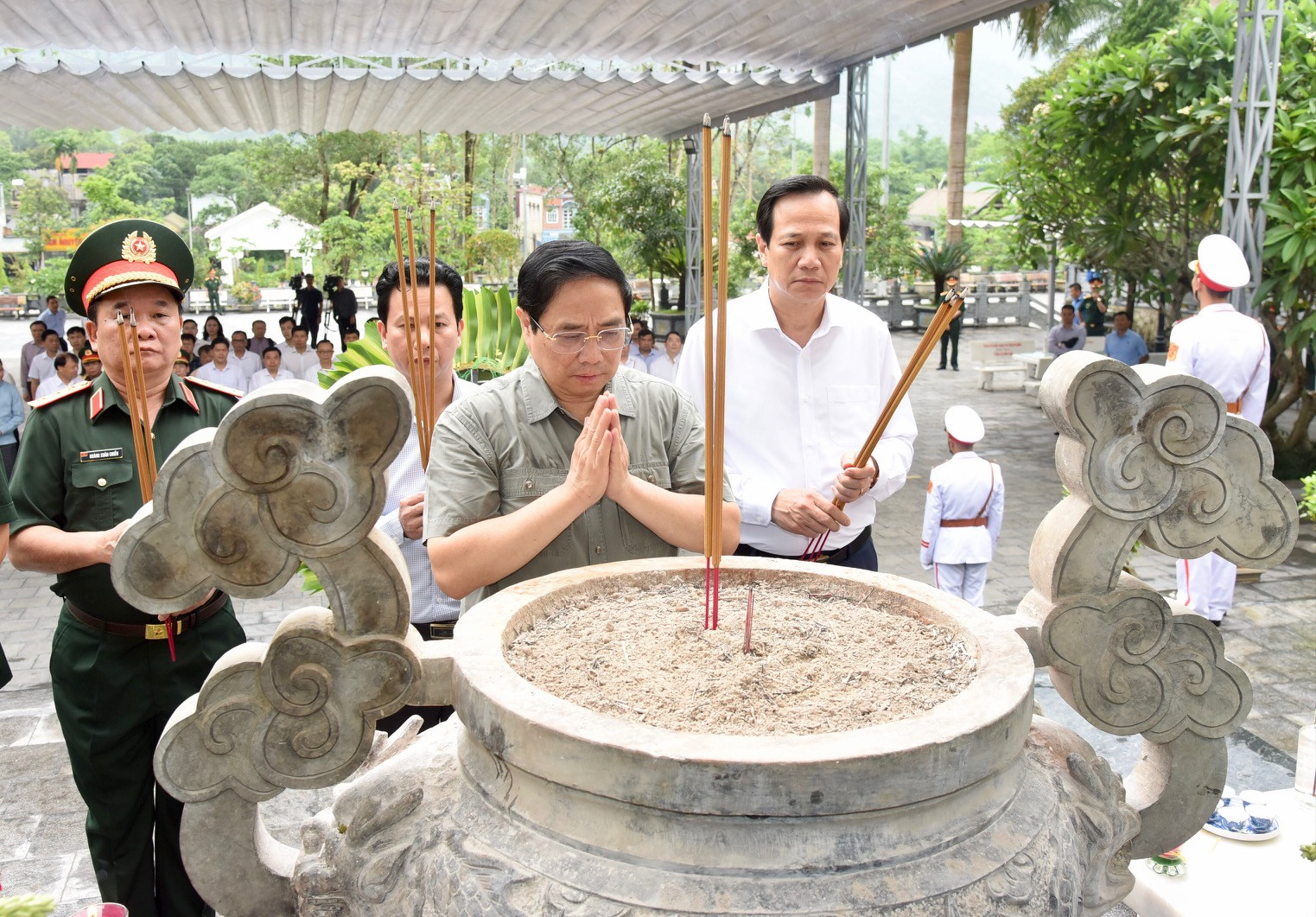 Thủ tướng Phạm Minh Chính dâng hương, hoa tưởng niệm các Anh hùng liệt sĩ tại Nghĩa trang Liệt sĩ quốc gia Vị Xuyên.