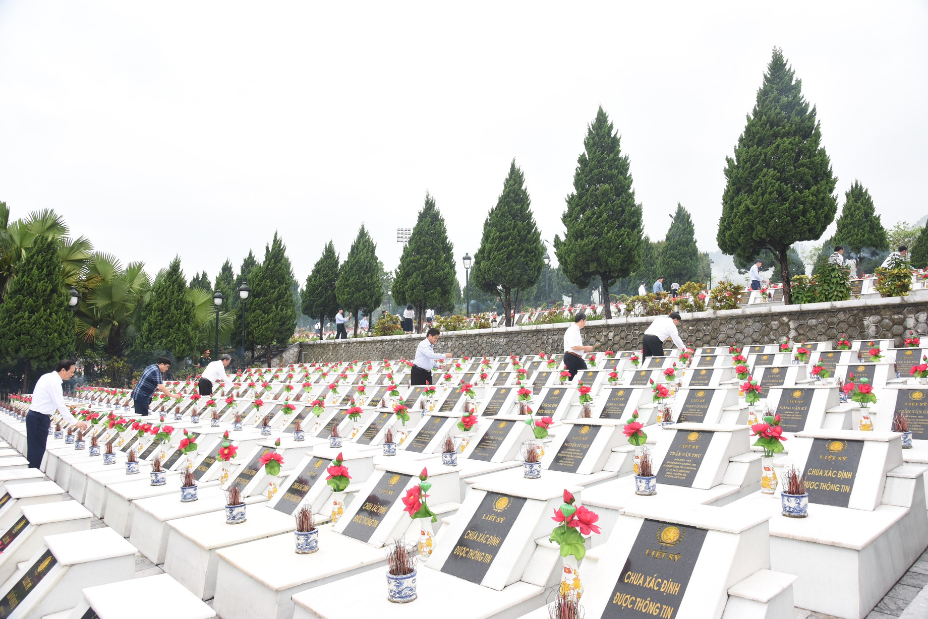 Các đại biểu thắp hương phần mộ liệt sĩ tại Nghĩa trang Liệt sĩ quốc gia Vị Xuyên.