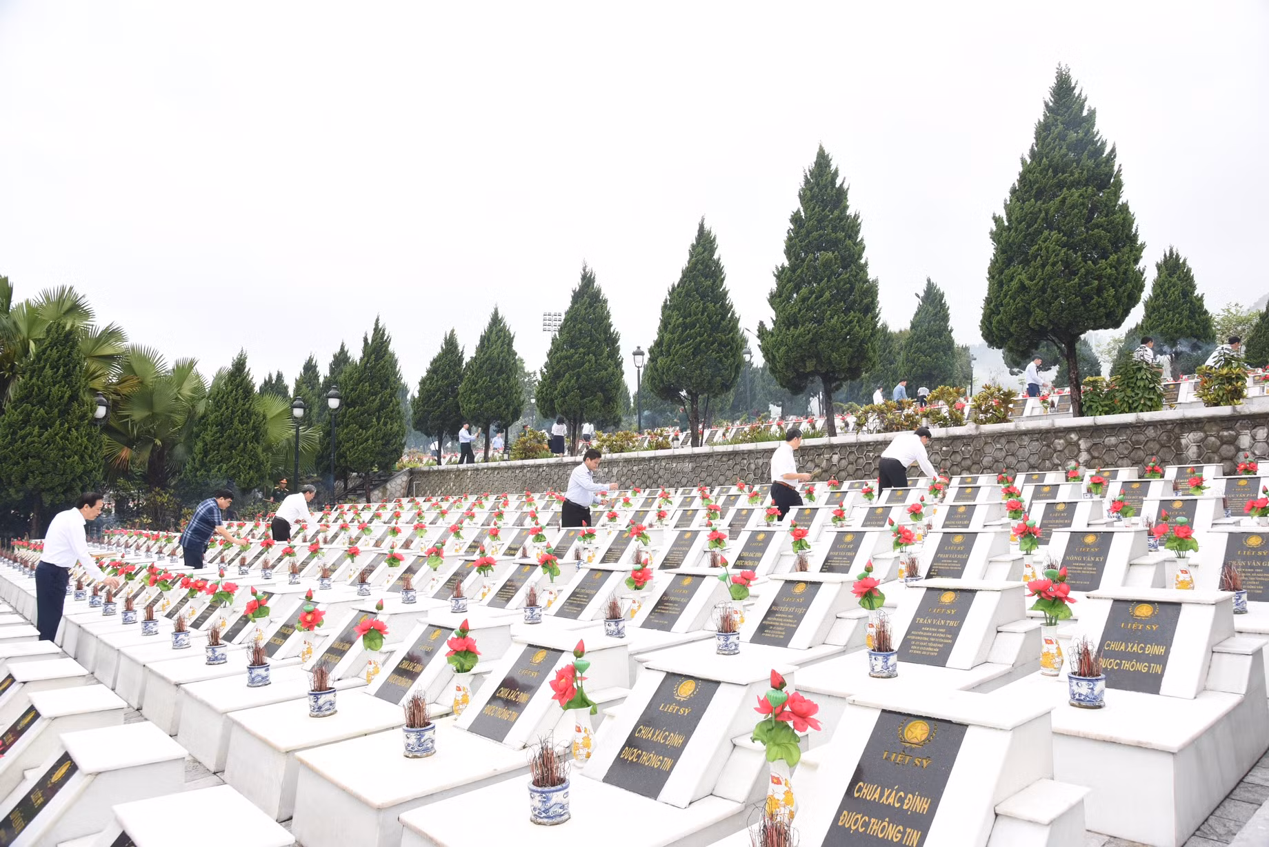 Các đại biểu thắp hương phần mộ liệt sĩ tại Nghĩa trang Liệt sĩ quốc gia Vị Xuyên. Các đại biểu thắp hương phần mộ liệt sĩ tại Nghĩa trang Liệt sĩ quốc gia Vị Xuyên.