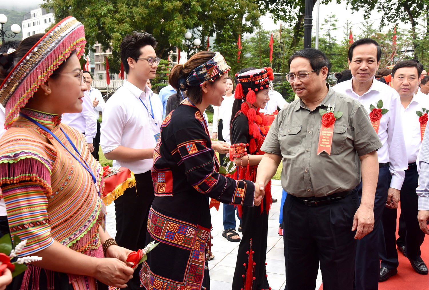 Thủ tướng Phạm Minh Chính với đồng bào dân tộc tỉnh Hà Giang.