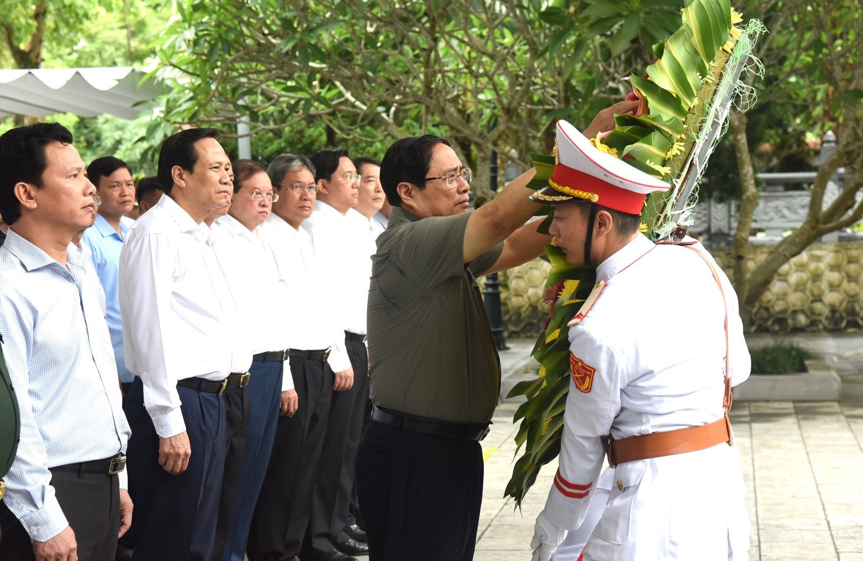 Thủ tướng Phạm Minh Chính dâng hoa tại Nghĩa trang Liệt sĩ quốc gia Vị Xuyên.