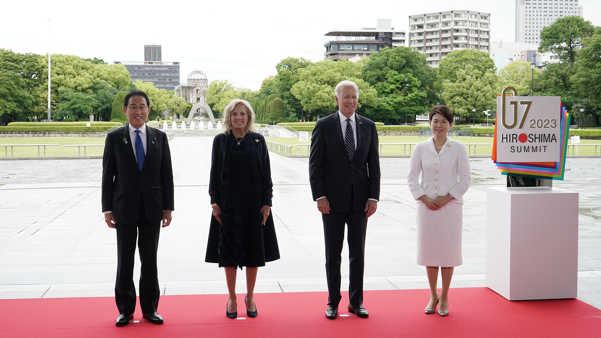 Thủ tướng Nhật Bản Kishida Fumio và Phu nhân Kishida Yuko chụp ảnh cùng Tổng thống Mỹ Joe Biden và Phu nhân Jill Biden tại Bảo tàng Tưởng niệm Hòa bình Hiroshima, ngày 19/5/2023. (Ảnh: g7hiroshima)