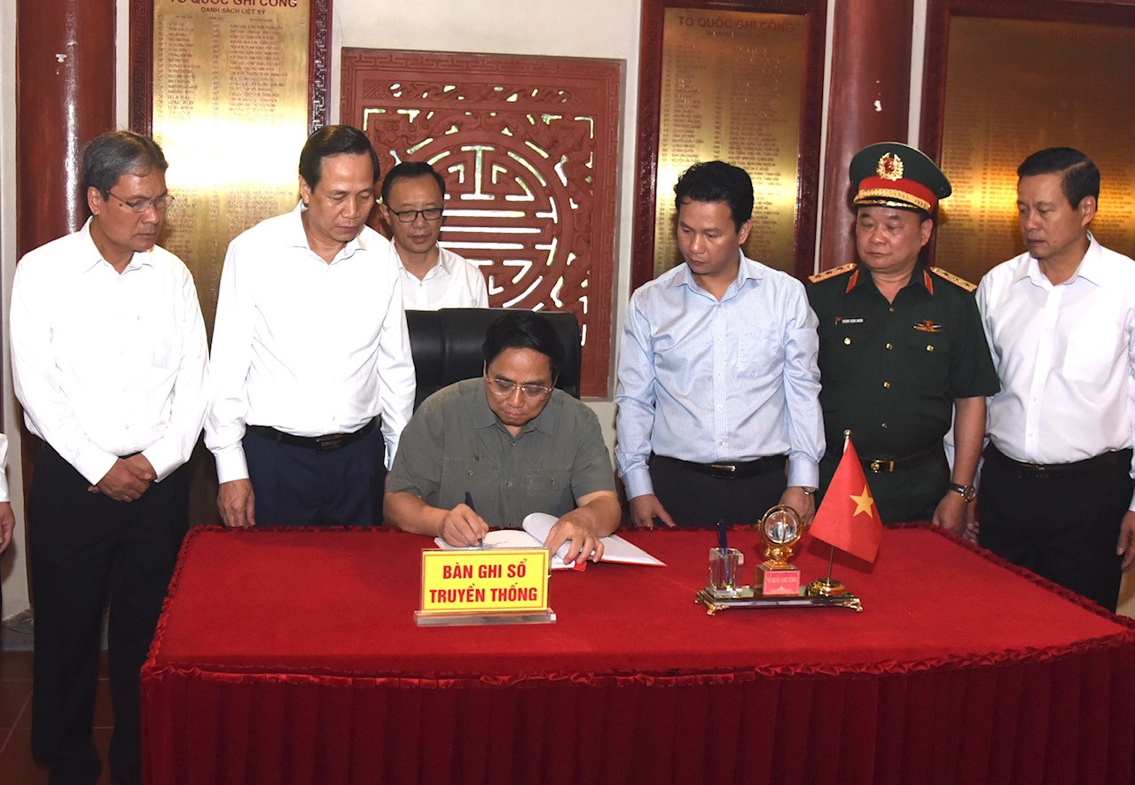 Thủ tướng Phạm Minh Chính lưu bút tại Sổ truyền thống tại Nghĩa trang Liệt sĩ quốc gia Vị Xuyên.