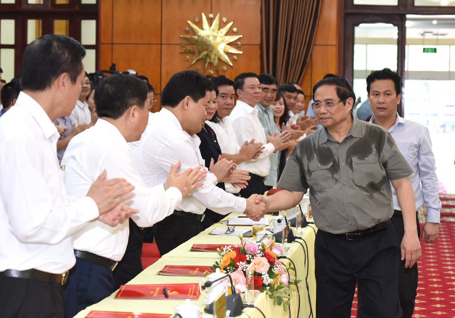 Thủ tướng Phạm Minh Chính với lãnh đạo chủ chốt tỉnh Hà Giang.