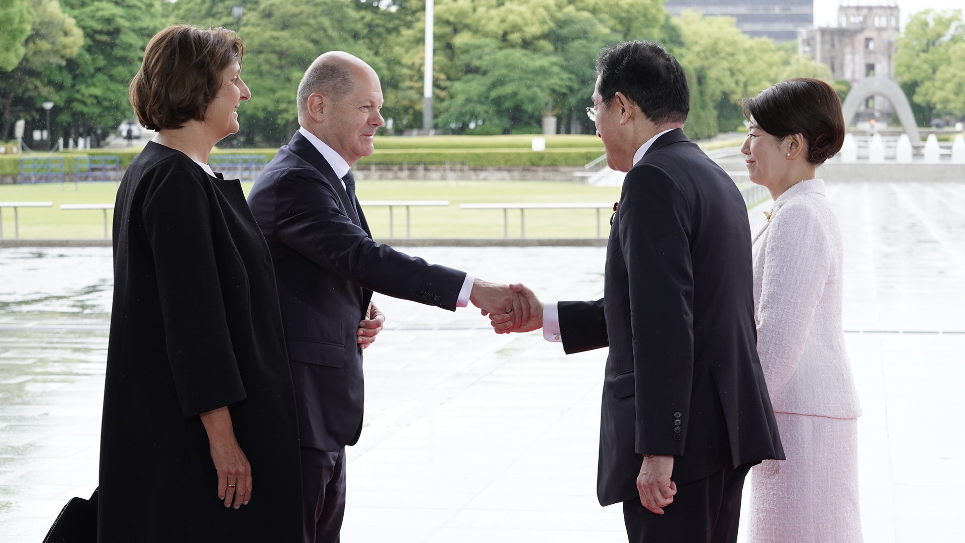 Thủ tướng Đức Olaf Scholz và Phu nhân Britta Ernst được chào đón tại Bảo tàng Tưởng niệm Hòa bình Hiroshima. (Ảnh: g7hiroshima)