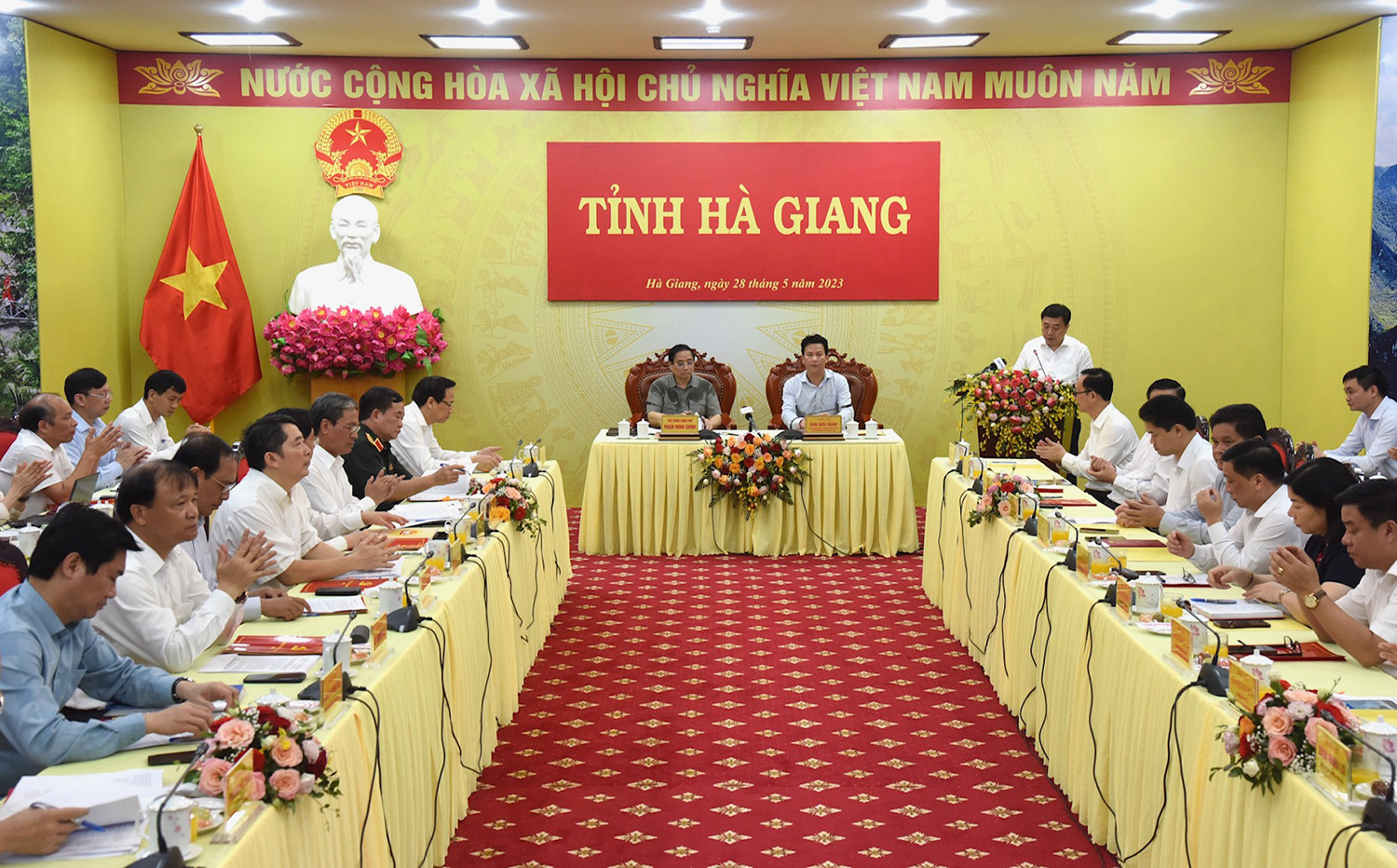 Quang cảnh buổi làm việc.