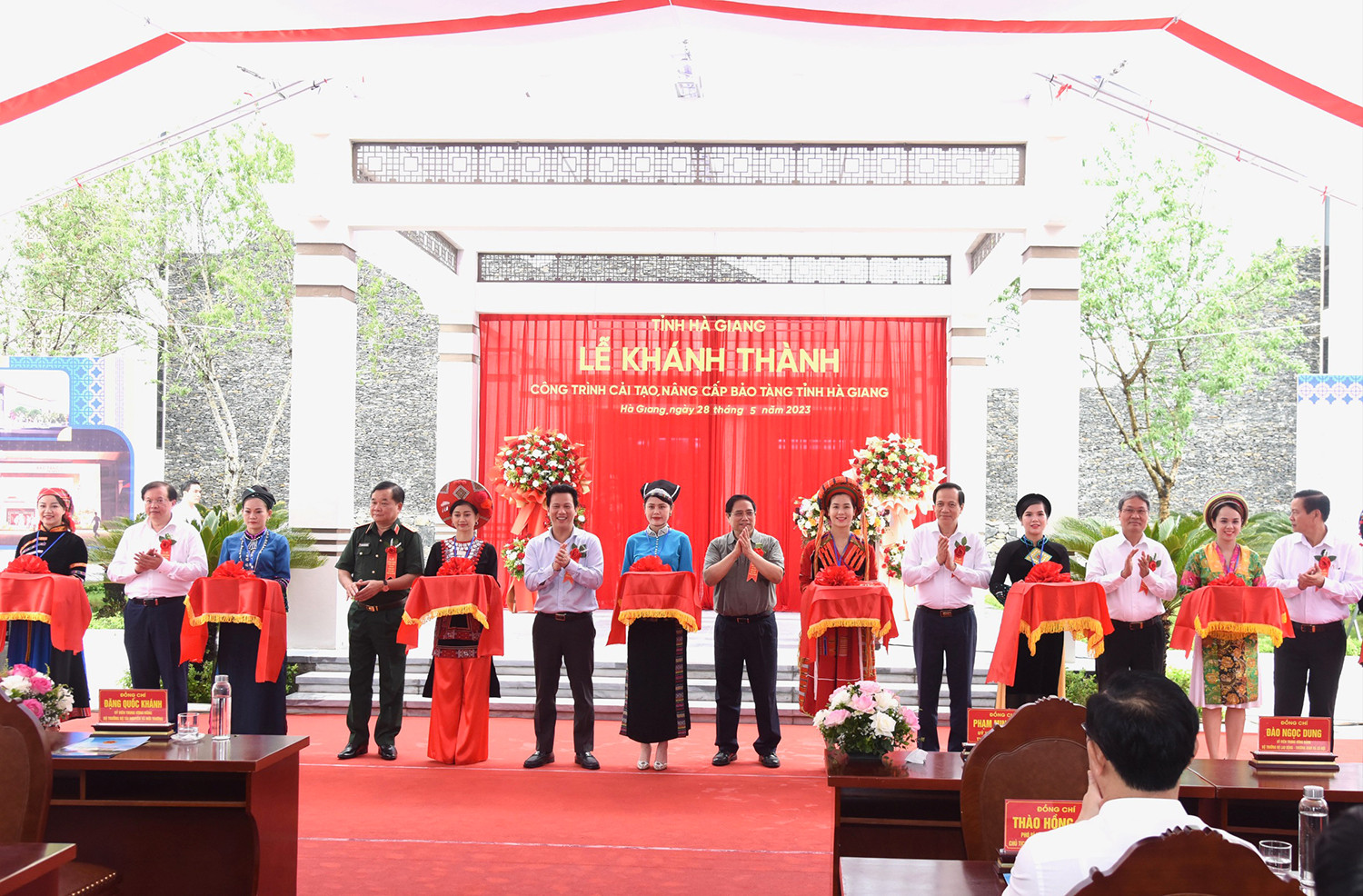 Thủ tướng Phạm Minh Chính và các đại biểu cắt băng khánh thành công trình Bảo tàng tỉnh Hà Giang.