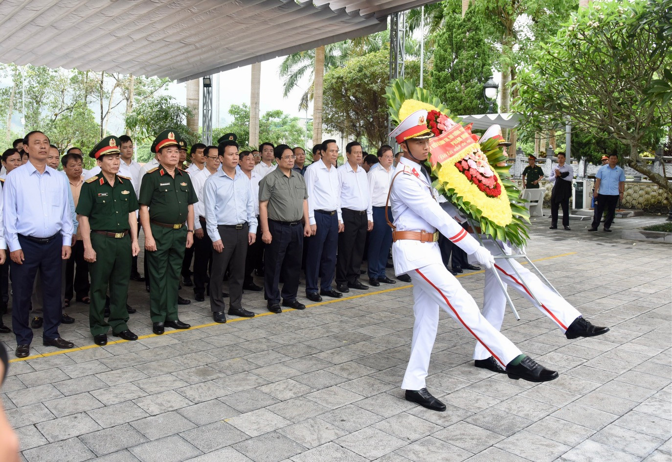 Thủ tướng Phạm Minh Chính và các đại biểu dâng hương, hoa tưởng niệm các Anh hùng liệt sĩ tại Nghĩa trang Liệt sĩ quốc gia Vị Xuyên.