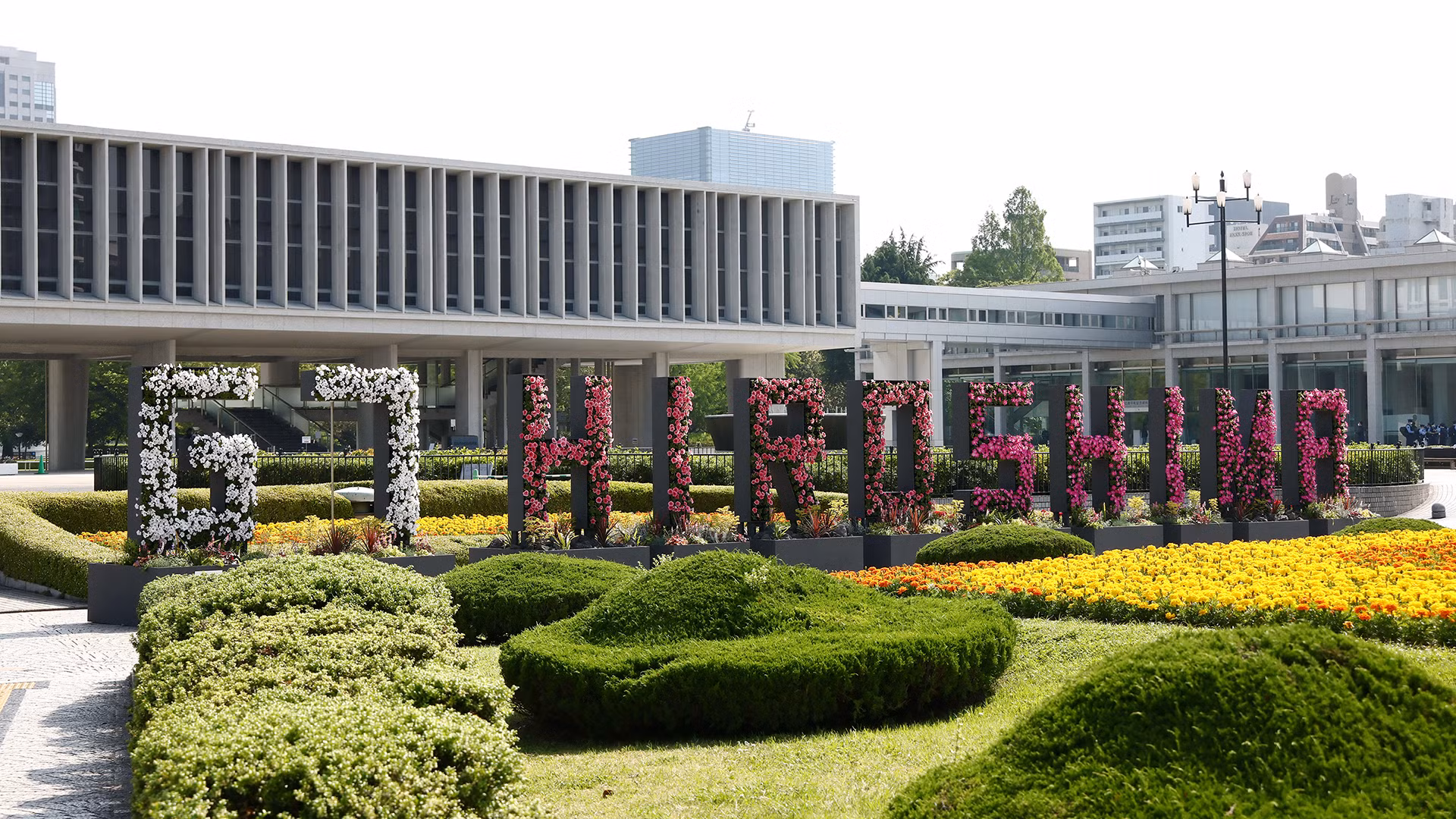 Tham dự Hội nghị lần này còn có các lãnh đạo của các tổ chức lớn, gồm: Liên hợp quốc (UN), Cơ quan Năng lượng quốc tế (IEA), Quỹ Tiền tệ quốc tế (IMF), Tổ chức Hợp tác và Phát triển kinh tế (OECD), Ngân hàng Thế giới (WB), Tổ chức Y tế thế giới (WHO) và Tổ chức Thương mại thế giới (WTO). (Ảnh: g7hiroshima) Tham dự Hội nghị lần này còn có các lãnh đạo của các tổ chức lớn, gồm: Liên hợp quốc (UN), Cơ quan Năng lượng quốc tế (IEA), Quỹ Tiền tệ quốc tế (IMF), Tổ chức Hợp tác và Phát triển kinh tế (OECD), Ngân hàng Thế giới (WB), Tổ chức Y tế thế giới (WHO) và Tổ chức Thương mại thế giới (WTO). (Ảnh: g7hiroshima)