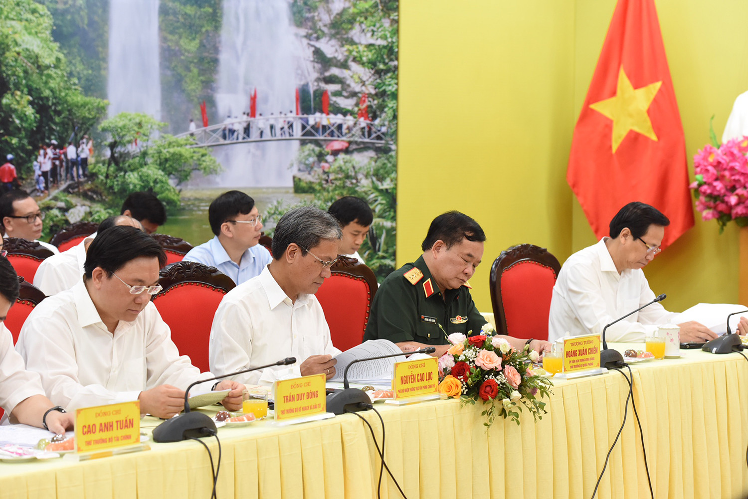 Đại diện lãnh đạo bộ, ban, ngành của Chính phủ tham dự buổi làm việc.