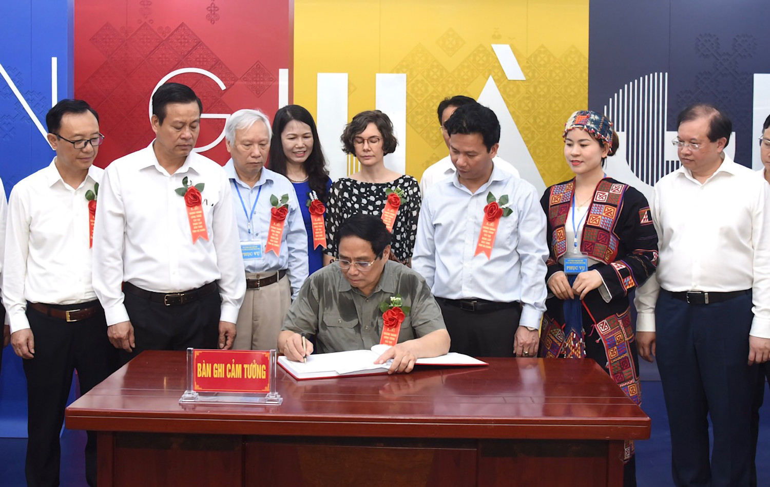 Thủ tướng Phạm Minh Chính viết lưu bút tại Bảo tàng tỉnh Hà Giang.