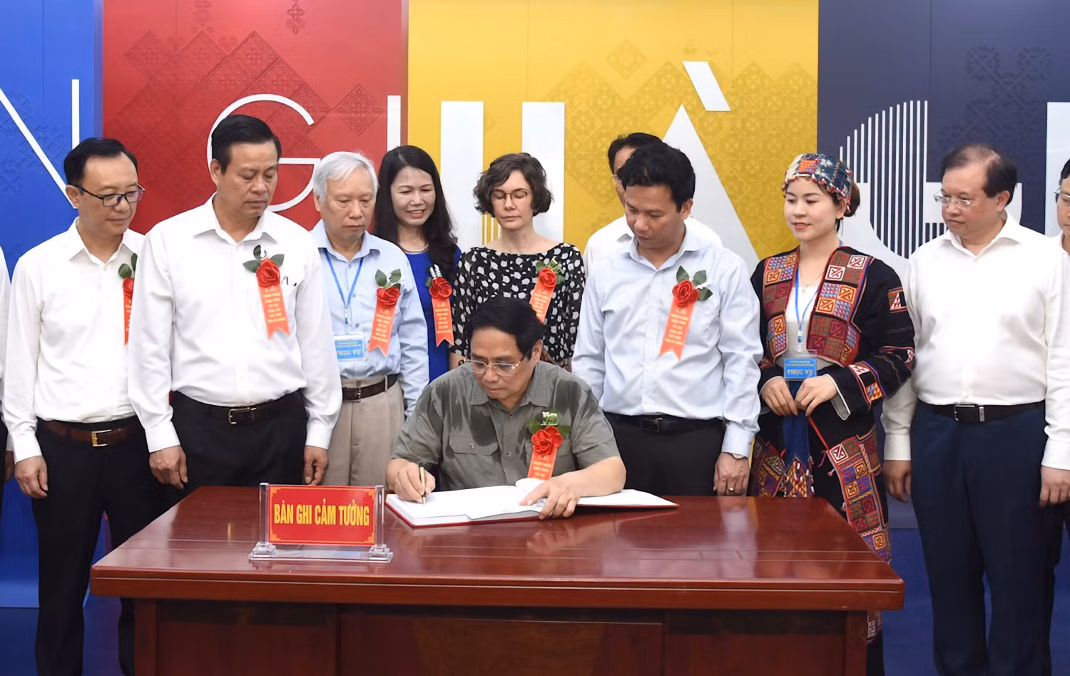 Thủ tướng Phạm Minh Chính viết lưu bút tại Bảo tàng tỉnh Hà Giang.