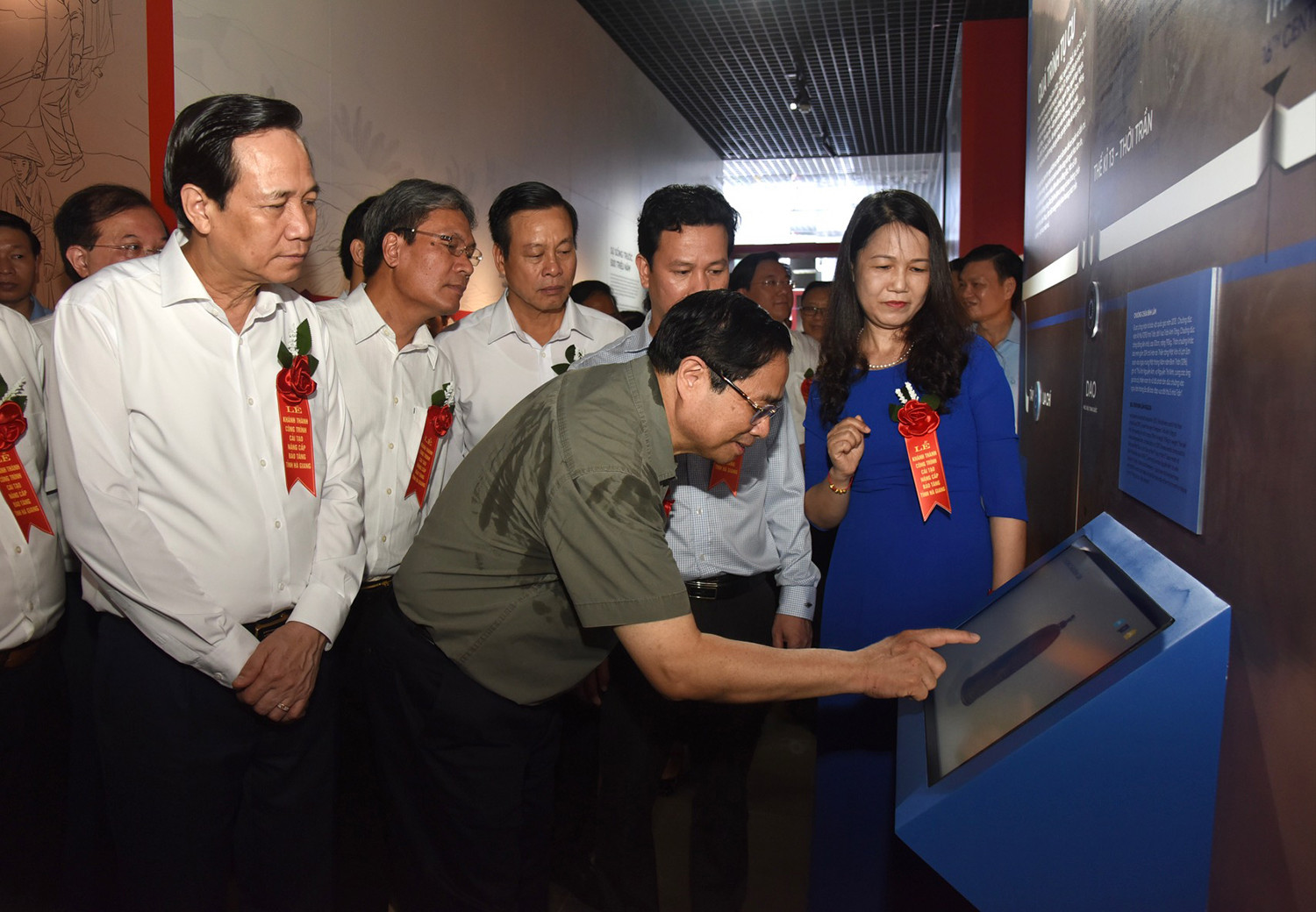 Thủ tướng Phạm Minh Chính và các đại biểu tham quan Bảo tàng tỉnh Hà Giang.