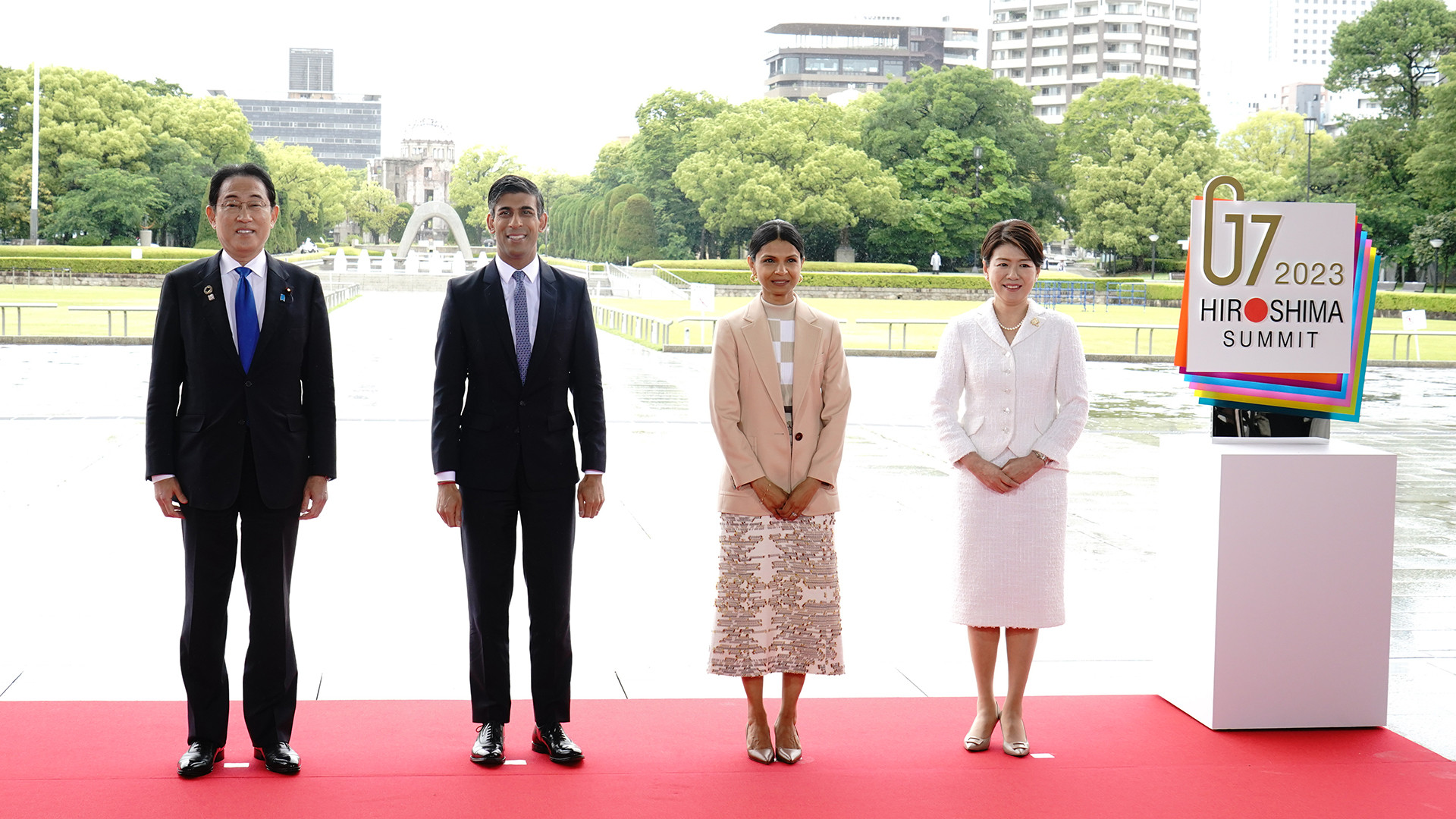 Thủ tướng Anh Rishi Sunak và Phu nhân Akshata Murty tới thăm Bảo tàng Tưởng niệm Hòa bình Hiroshima. (Ảnh: g7hiroshima)