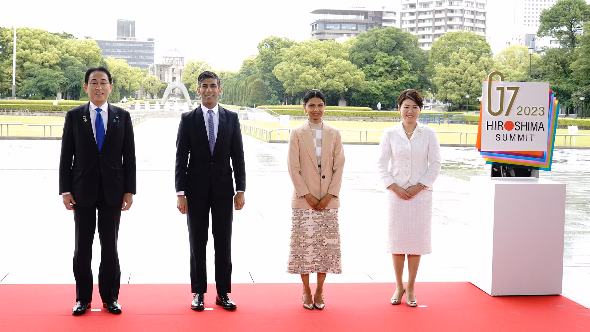 Thủ tướng Anh Rishi Sunak và Phu nhân Akshata Murty tới thăm Bảo tàng Tưởng niệm Hòa bình Hiroshima. (Ảnh: g7hiroshima) Thủ tướng Anh Rishi Sunak và Phu nhân Akshata Murty tới thăm Bảo tàng Tưởng niệm Hòa bình Hiroshima. (Ảnh: g7hiroshima)
