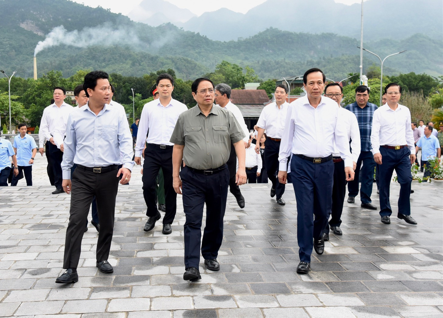 Thủ tướng Phạm Minh Chính và các đại biểu đến dâng hương, hoa tưởng niệm các Anh hùng liệt sĩ tại Nghĩa trang Liệt sĩ quốc gia Vị Xuyên.