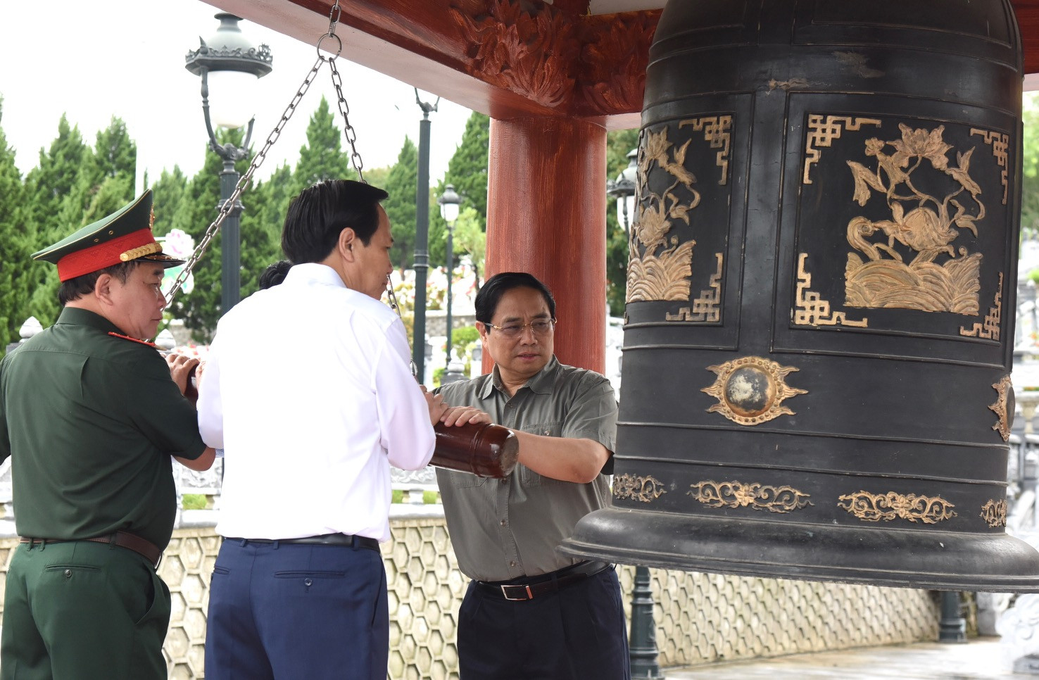 Thủ tướng Phạm Minh Chính và các đại biểu thỉnh chuông tại đền thờ Anh hùng liệt sĩ tại Nghĩa trang Liệt sĩ quốc gia Vị Xuyên.