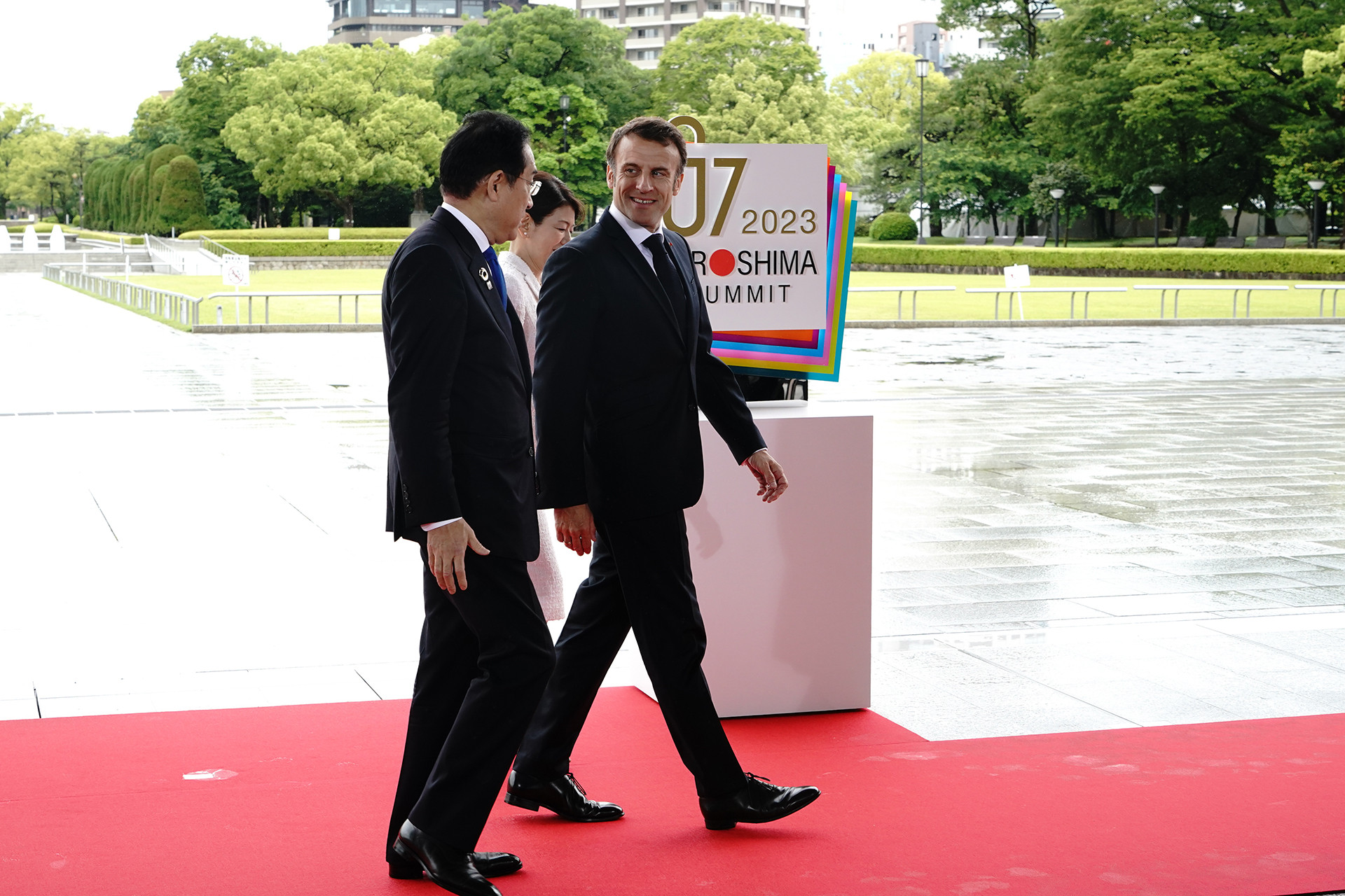 Thủ tướng Nhật Bản Kishida Fumio và Phu nhân Kishida Yuko cùng Tổng thống Pháp Emmanuel Macron. (Ảnh: g7hiroshima)