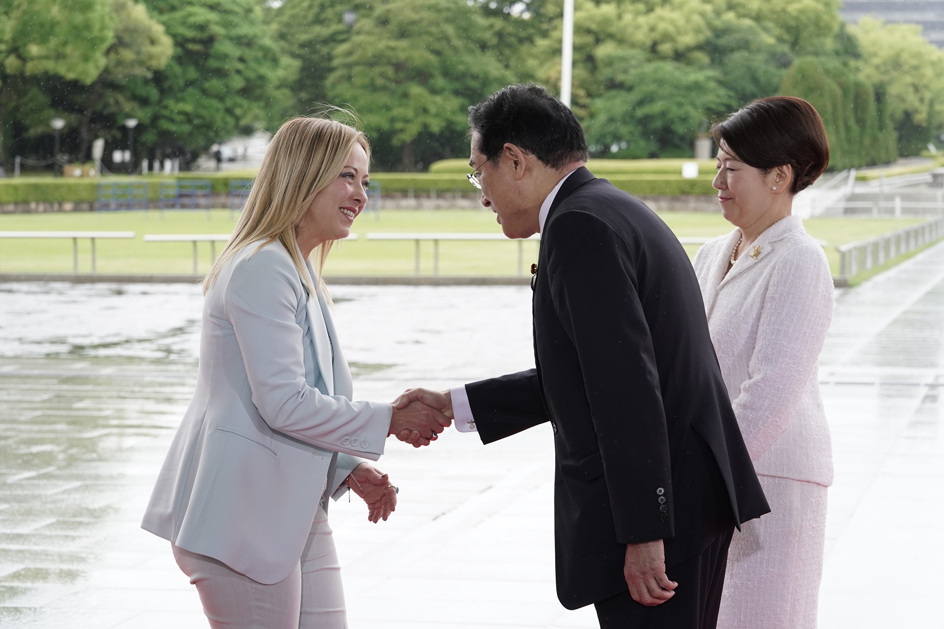 Thủ tướng nước chủ nhà Nhật Bản Kishida Fumio bắt tay Thủ tướng Italia Giorgia Meloni. (Ảnh: g7hiroshima)