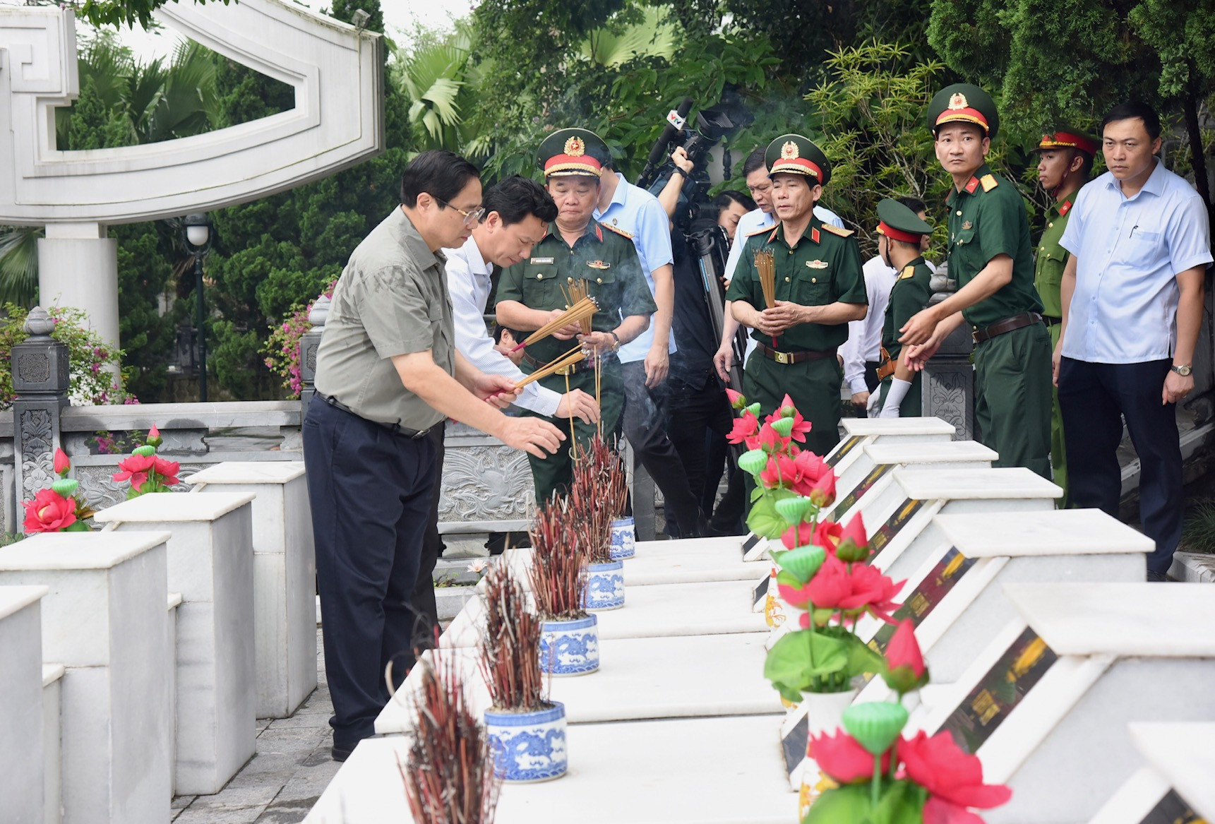 Thủ tướng Phạm Minh Chính thắp hương phần mộ liệt sĩ tại Nghĩa trang Liệt sĩ quốc gia Vị Xuyên.