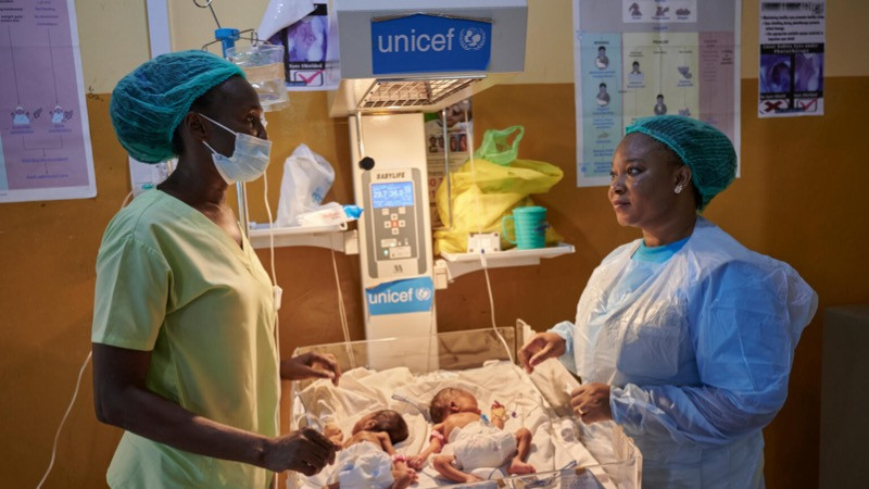 Porbilla Ofosu-Apea – cán bộ dinh dưỡng của UNICEF – trò chuyện với y tá trưởng Evelyn Puoviel tại khu vực chăm sóc trẻ sinh non do UNICEF hỗ trợ, đặt tại Bệnh viện Tamale West, thành phố Tamale, Ghana. (Ảnh: UNICEF)