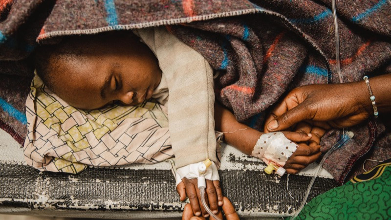 Một trẻ mắc bệnh tả tại Trung tâm Điều trị Afya Sake, CHDC Congo. (Ảnh: UNICEF)