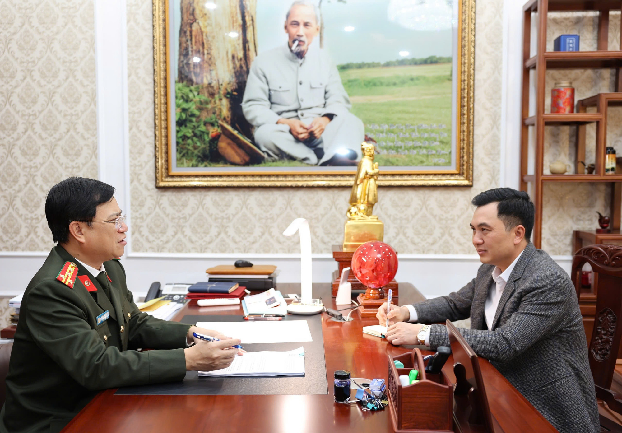 Phóng viên Báo Nhân Dân phỏng vấn Đại tá Đinh Việt Dũng.